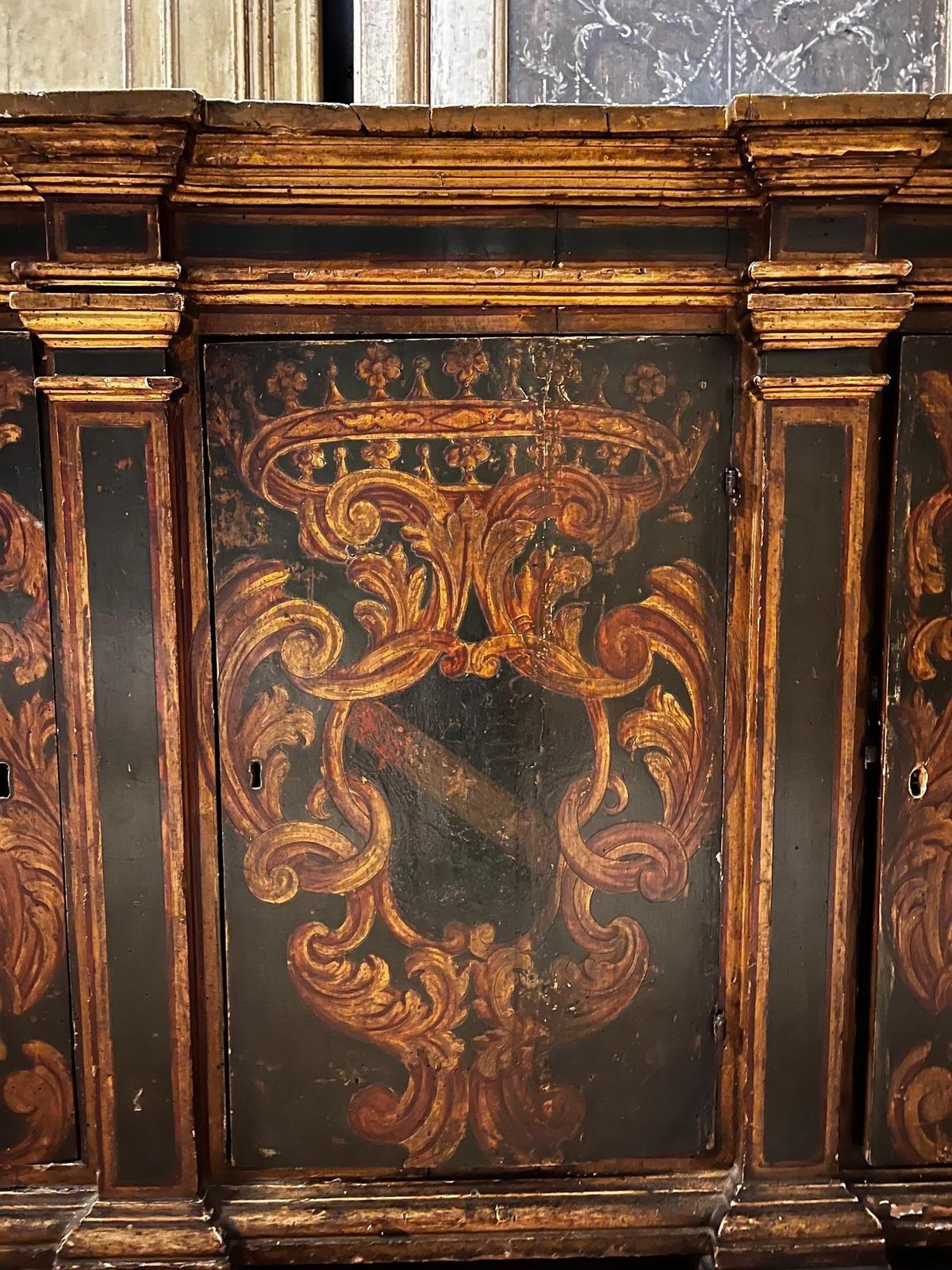 Credenza Laccata E Dipinta Con Decori Fogliacei E A Volute, Italia photo buy