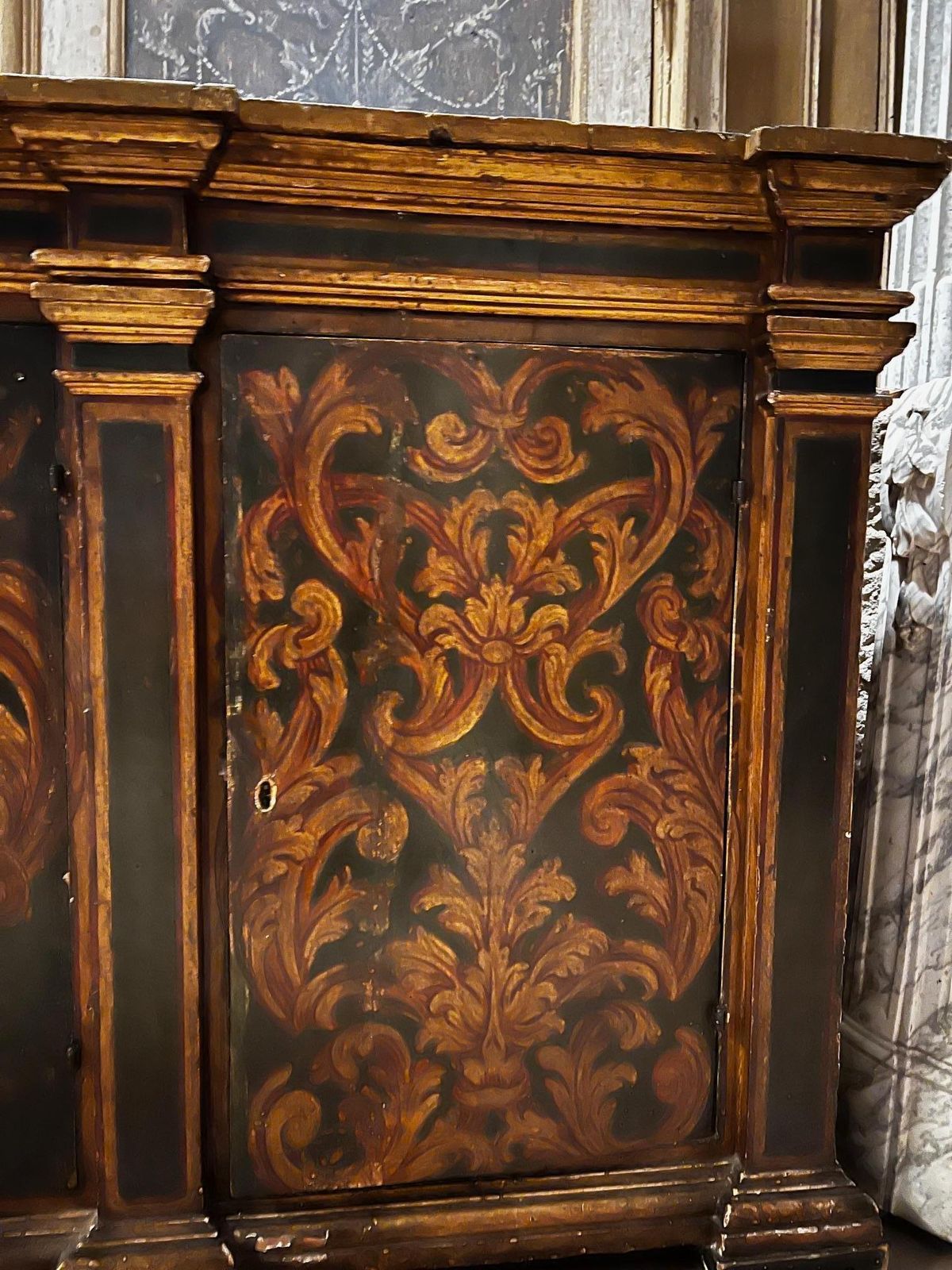 Credenza Laccata E Dipinta Con Decori Fogliacei E A Volute, Italia photo vintage