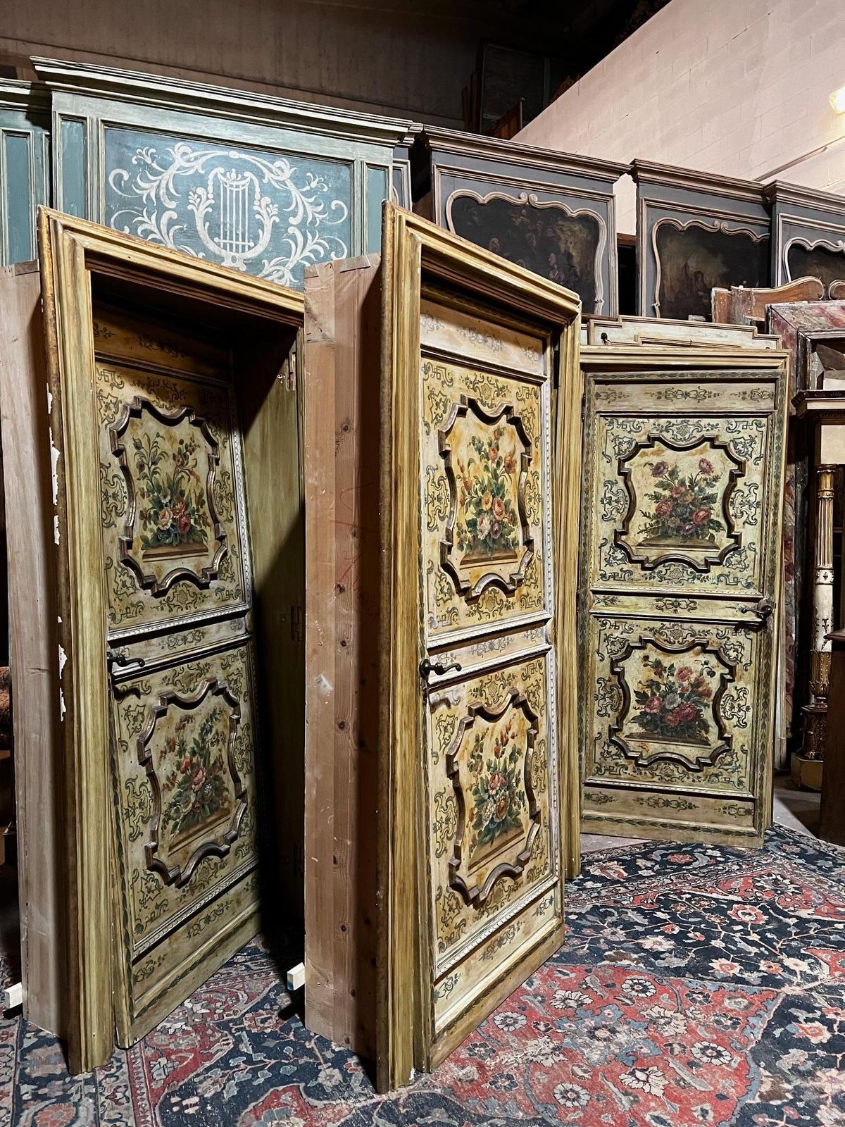 photo for sale N. 4 Porte In Legno Riccamente Laccate E Dipinte A Fiori Con Telaio, Italia