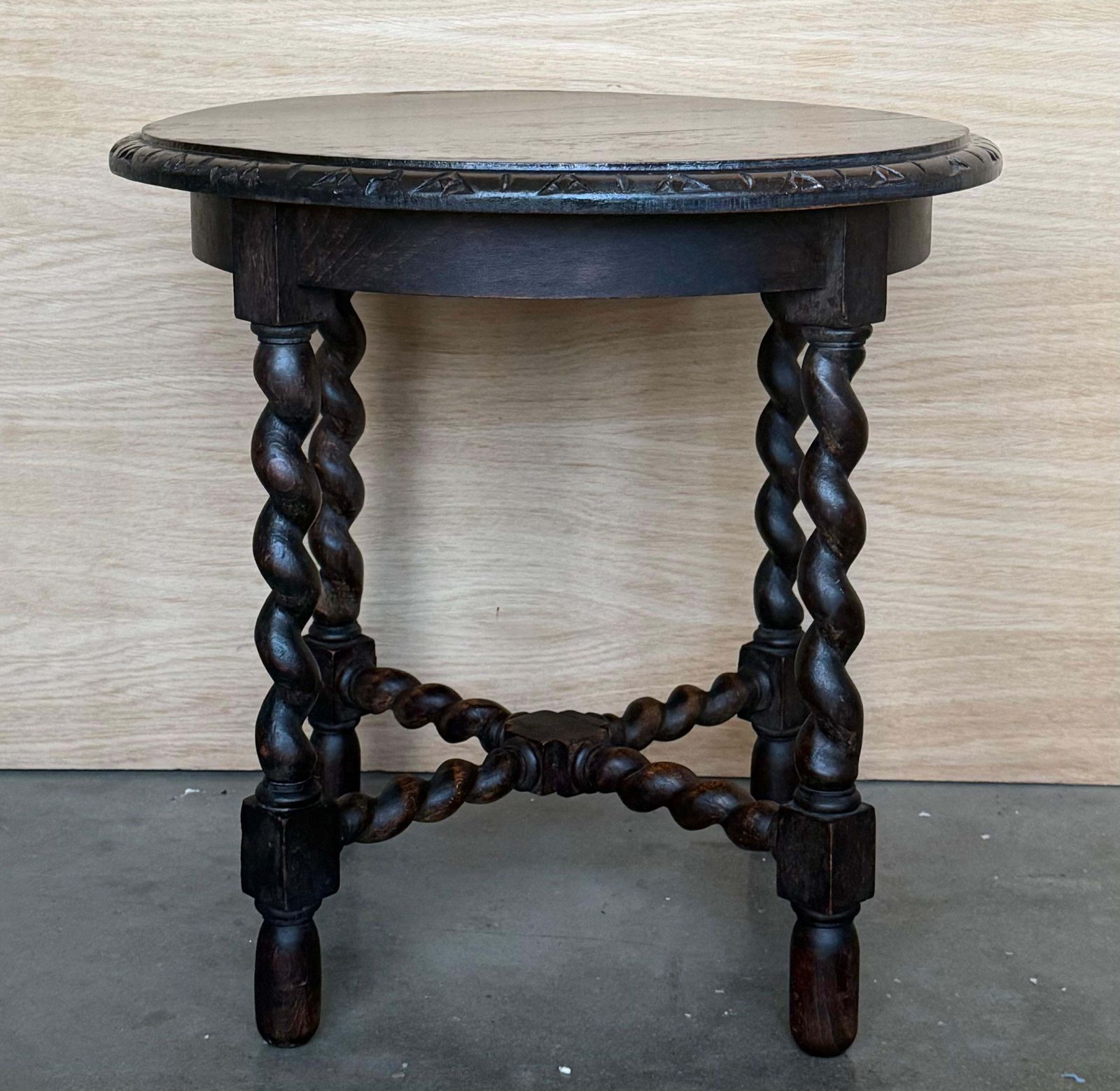 Table d'appoint espagnole en noyer, pieds salomoniques et bords biseautés, années 1900 photo furniture