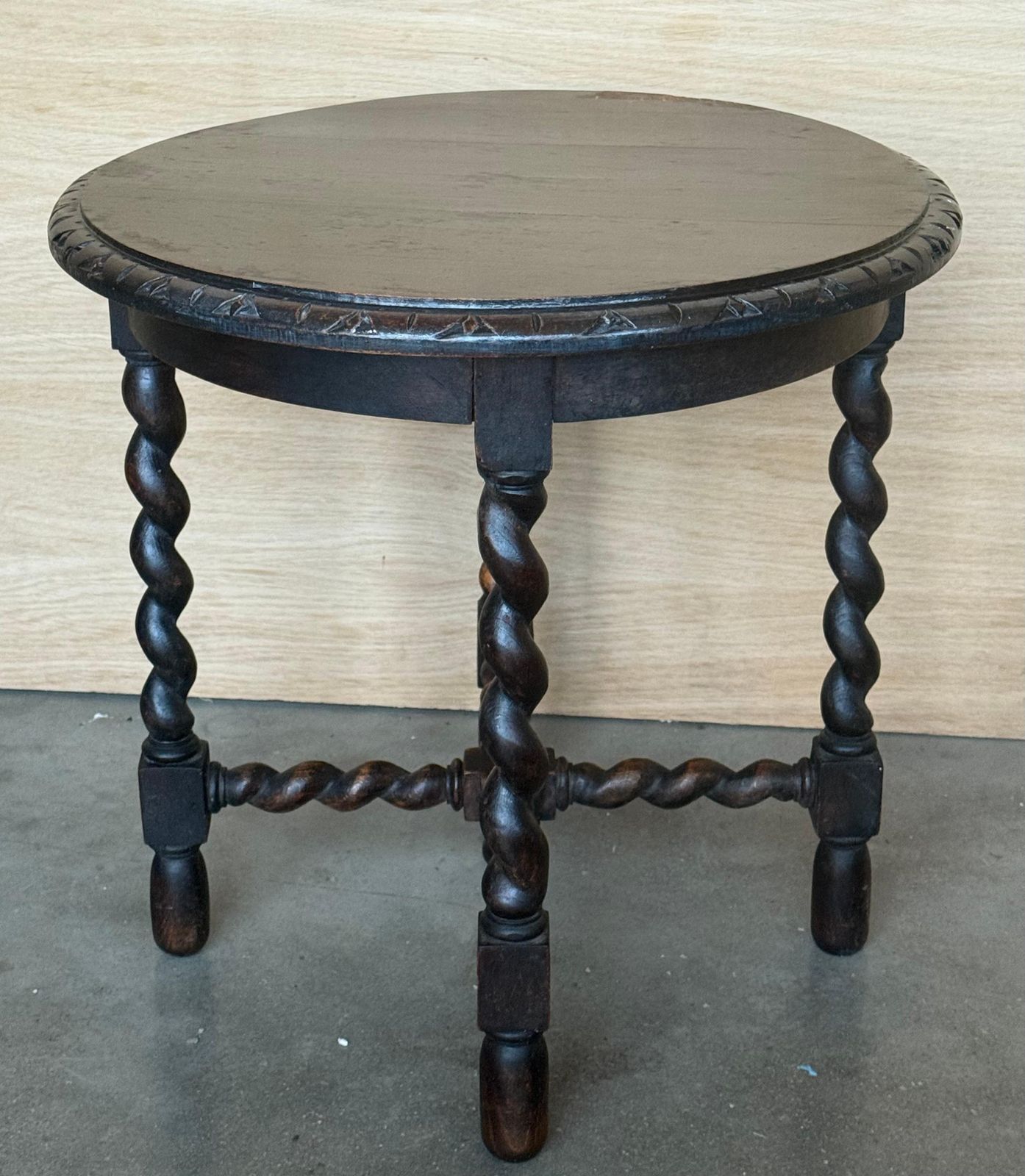 Table d'appoint espagnole en noyer, pieds salomoniques et bords biseautés, années 1900 photo vinterior
