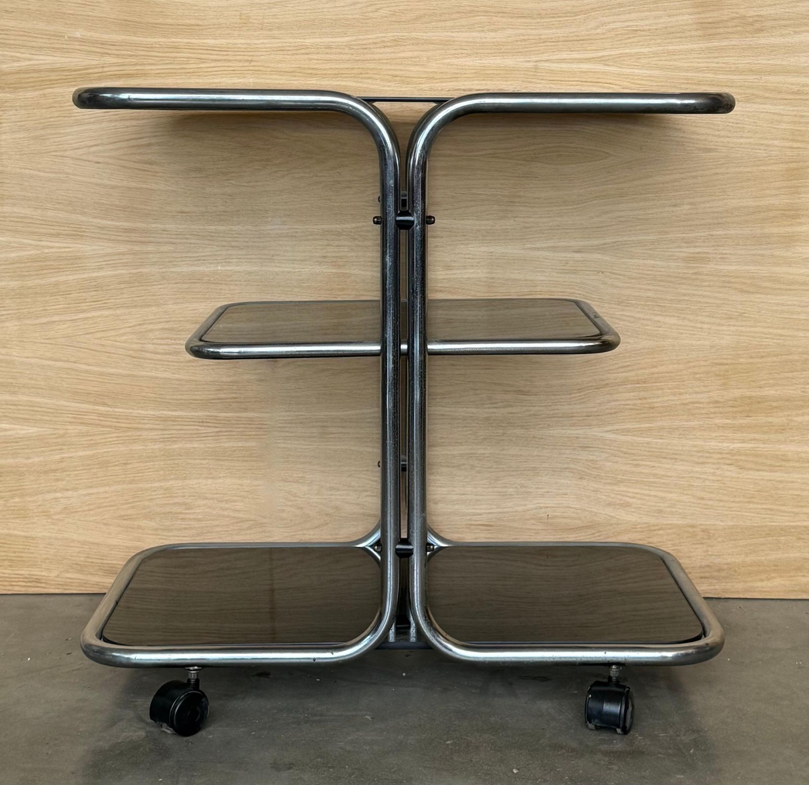 Chariot de service ou bar roulant de style Bauhaus, années 1970 photo furniture