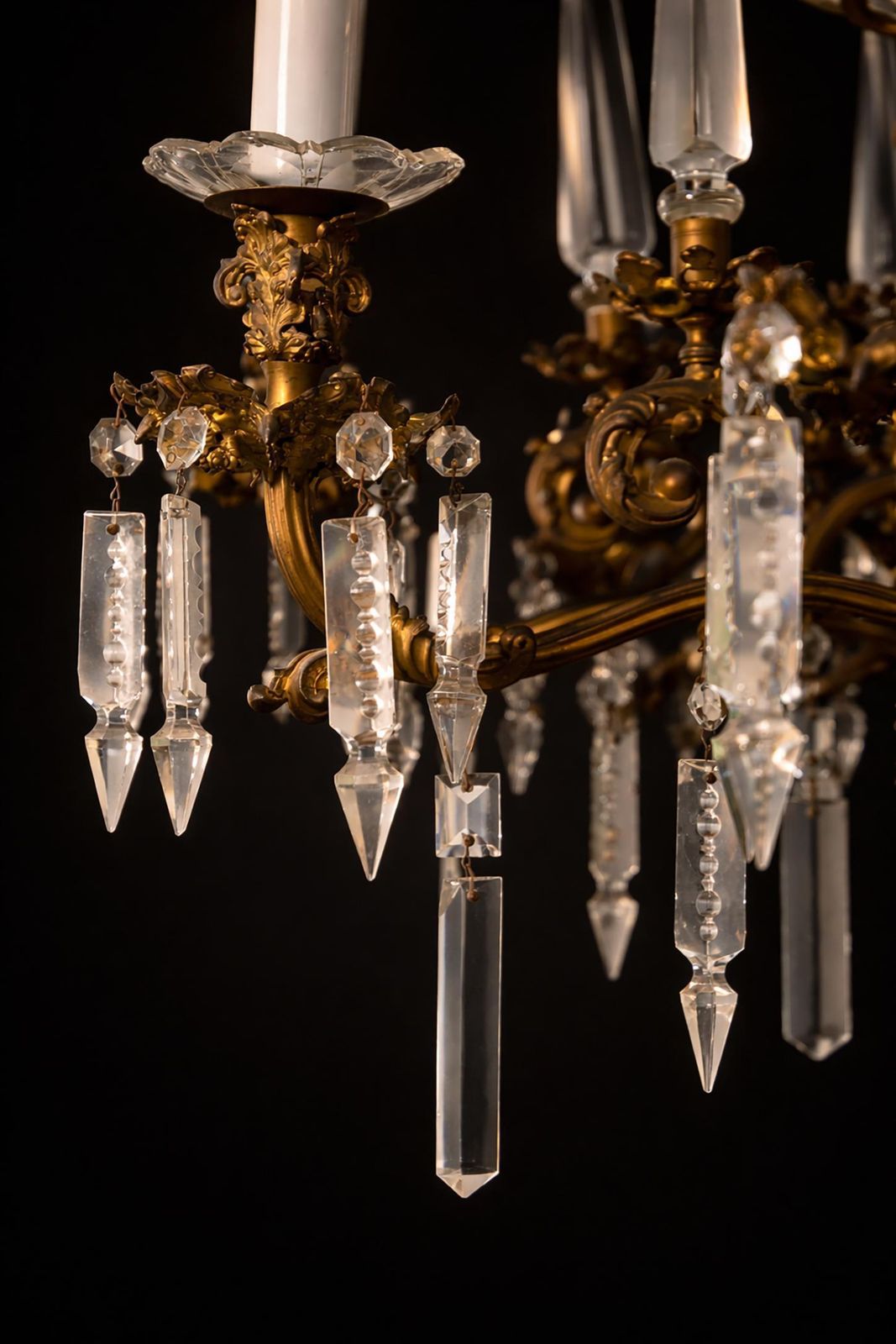 Italian Baroque Chandelier In Gilded Bronze With Green Glass Leaves And Crystal photo 12796.0