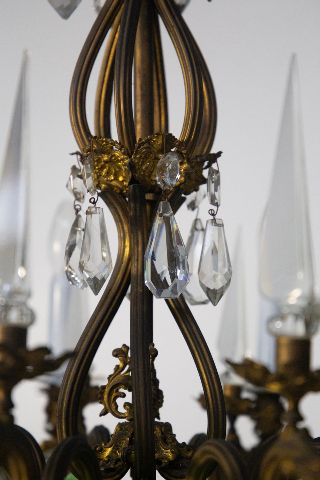 photo buy Italian Baroque Chandelier In Gilded Bronze With Green Glass Leaves And Crystal