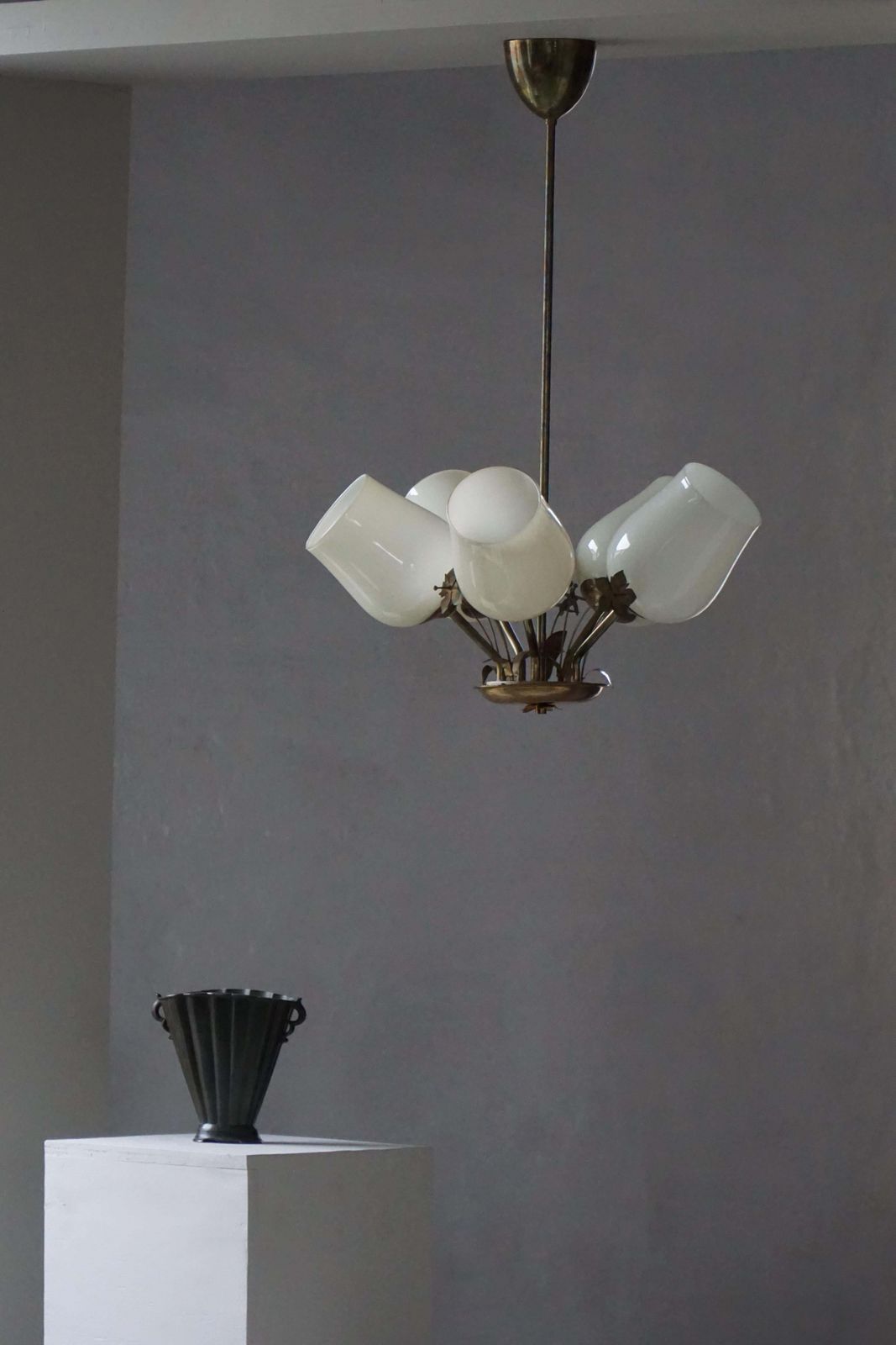 photo vinterior 5 Arm Chandelier In Brass & Glass By Paavo Tynell For Idman Oy Finland, 1940s