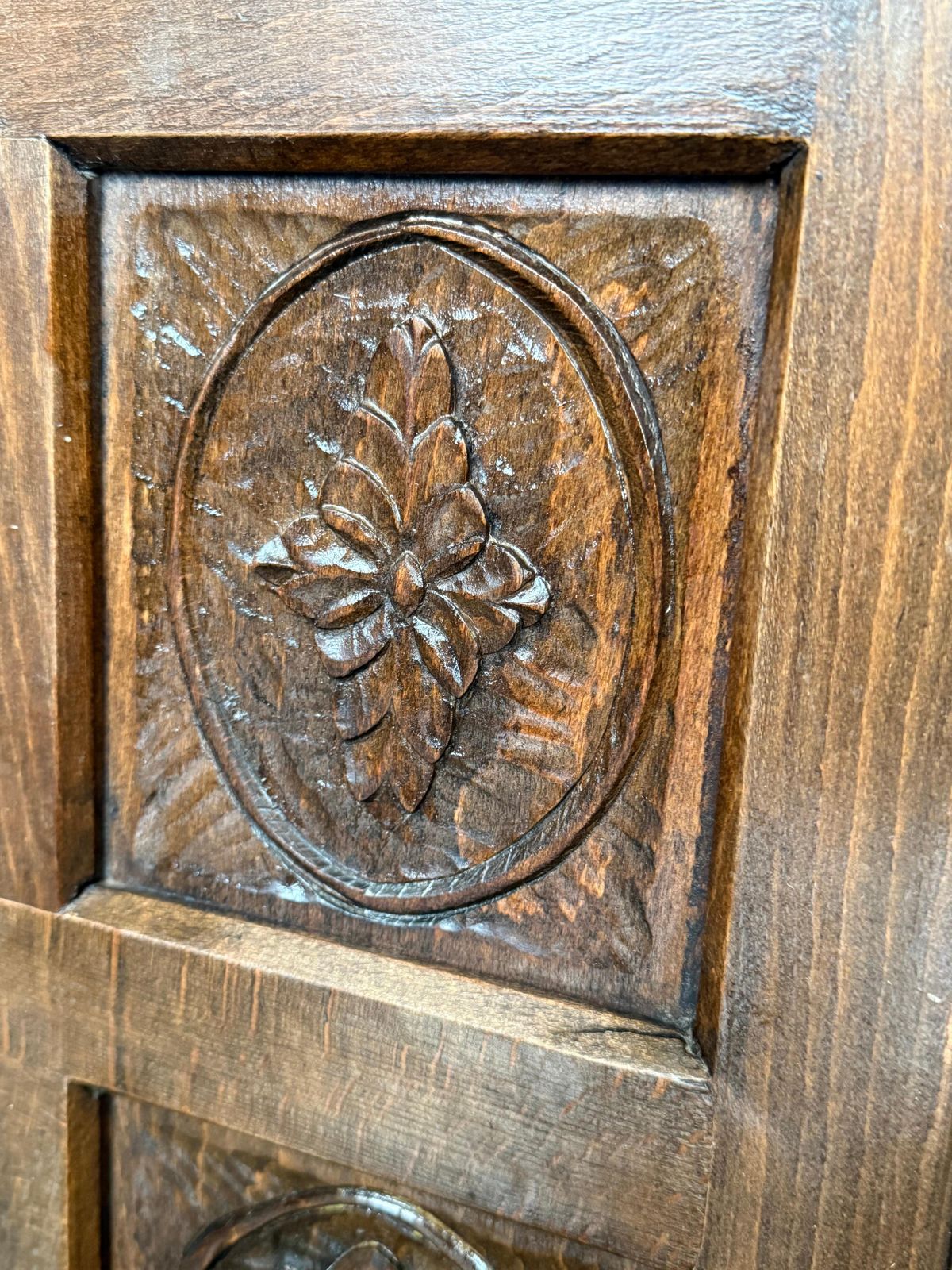 photo for sale Crédence ou buffet baroque espagnol en noyer sculpté, trois tiroirs, style toscan, XIXe siècle
