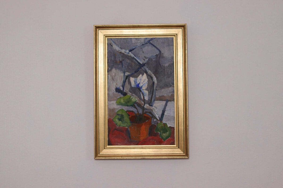 photo vintage Original Swedish Oil On Canvas – “Winter Cyclamen” By Majken Bergvin (1922–2012) –1965 – Vintage & Framed – 62 × 43 Cm (24.4" × 16.9")