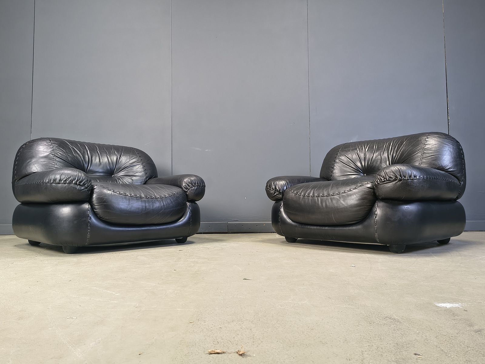 Set Of Black Leather Lounge Chairs By Sapporo For Mobil Girgi, 1970s photo Furniture