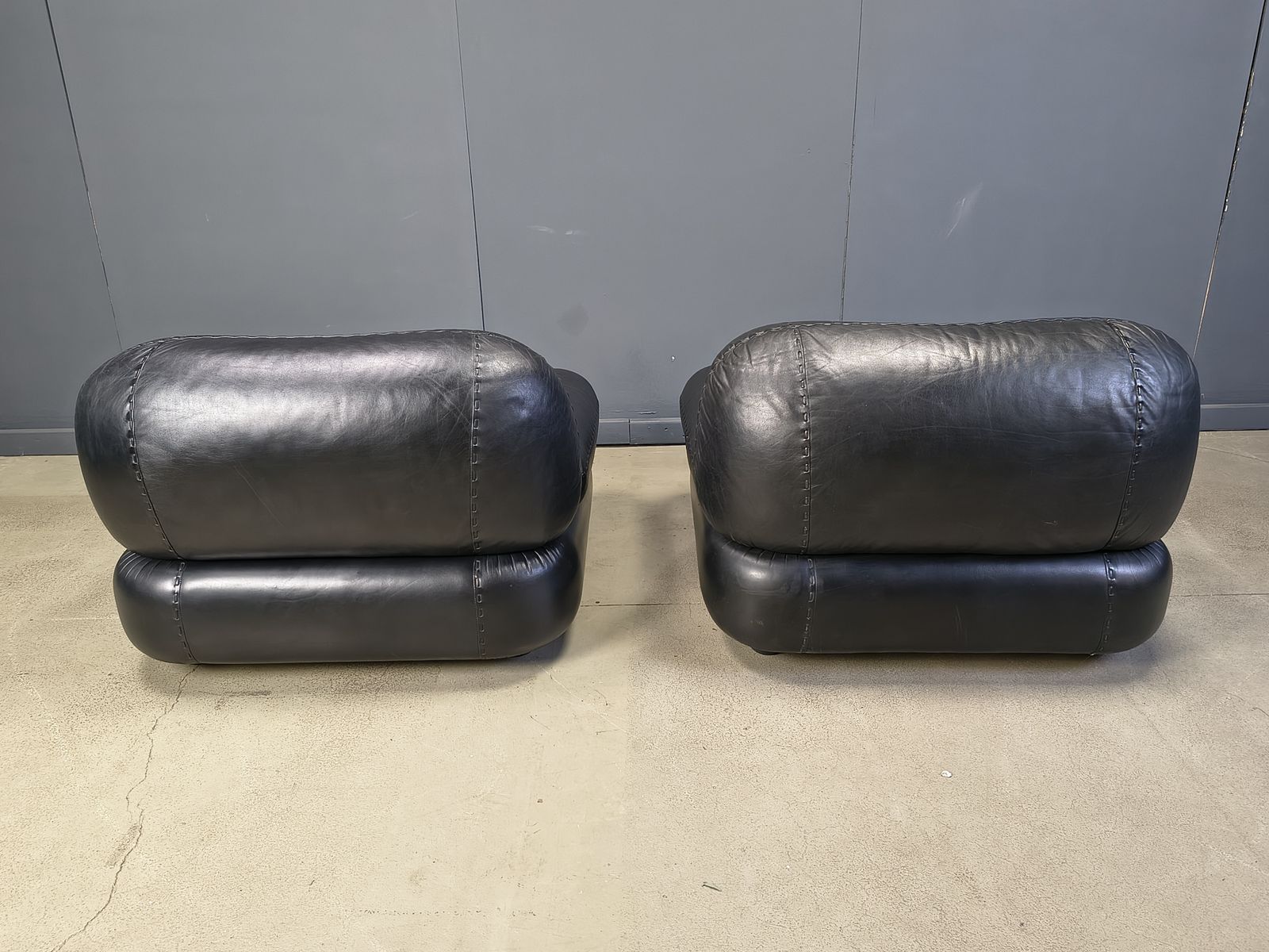 Set Of Black Leather Lounge Chairs By Sapporo For Mobil Girgi, 1970s photo vinterior