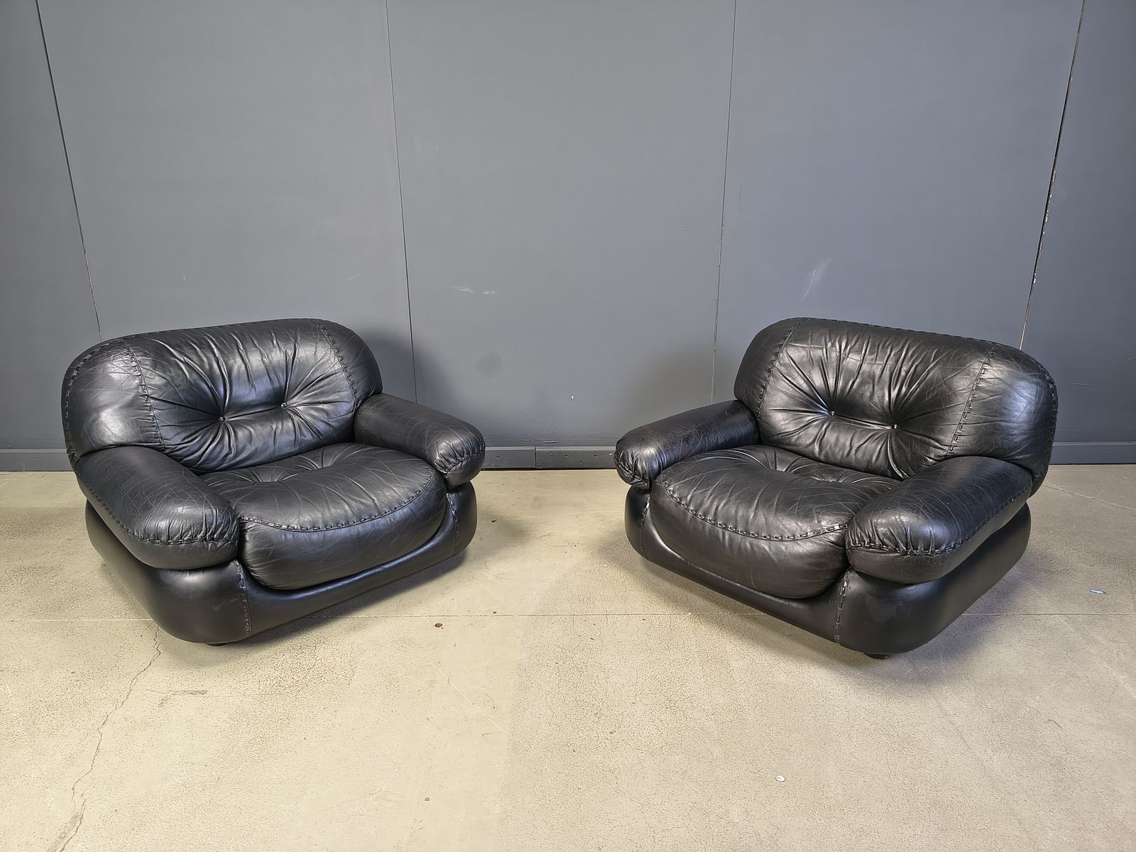 Set Of Black Leather Lounge Chairs By Sapporo For Mobil Girgi, 1970s