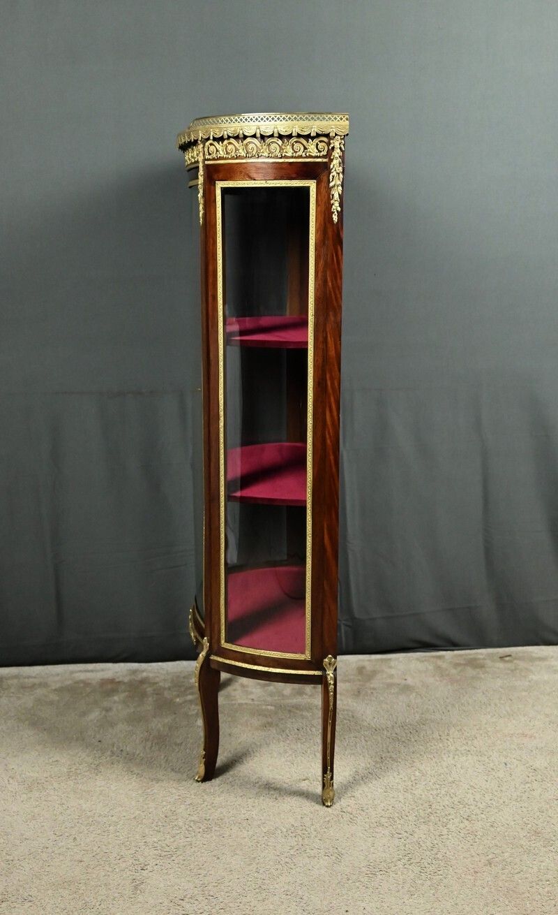 photo vintage Small Mahogany Display Cabinet, Louis XV Louis XVI Transitional Style – Early 20th Century