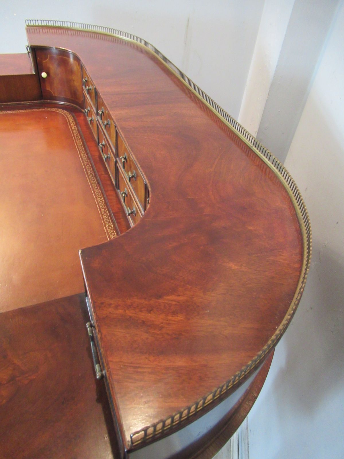 975.0 A Mahogany Carlton House Desk, 1980s photo