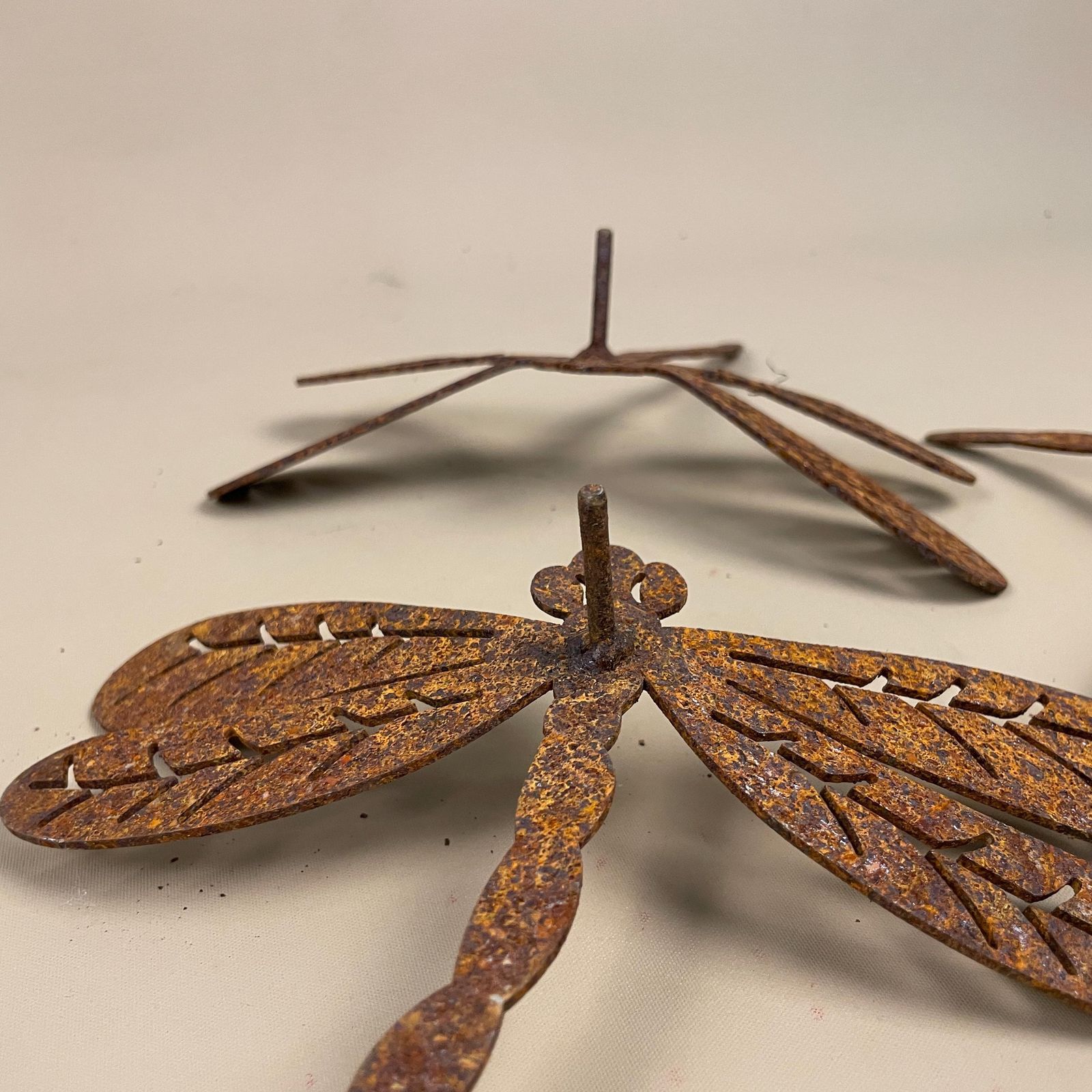 Rustic Metal Dragonfly Garden Decor Set Of 3 Weathered Outdoor Art Wall Sculpture Patio Yard Ornament Insect Summer photo vintage
