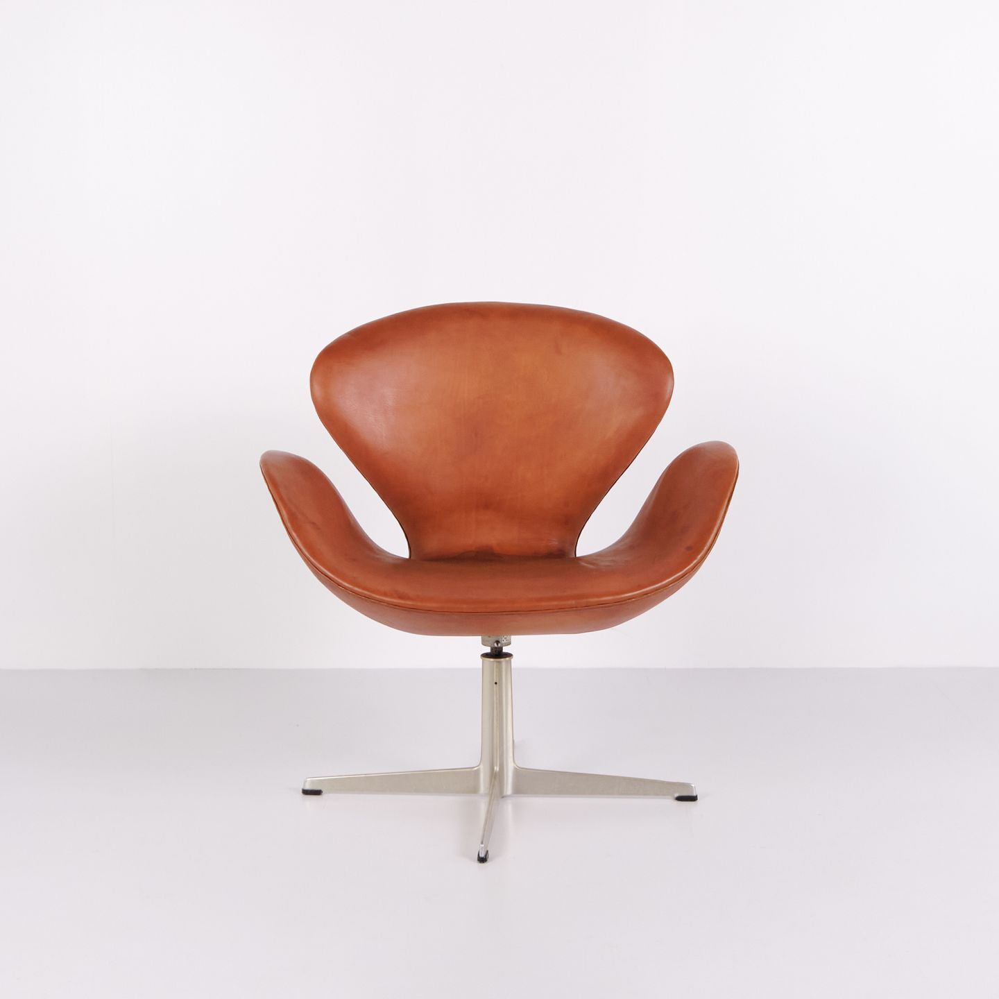 Armchair   The Swan   Model 3320   Original Upholstered   Cognac Leather   Arne Jacobsen   Fritz Hansen   1960s