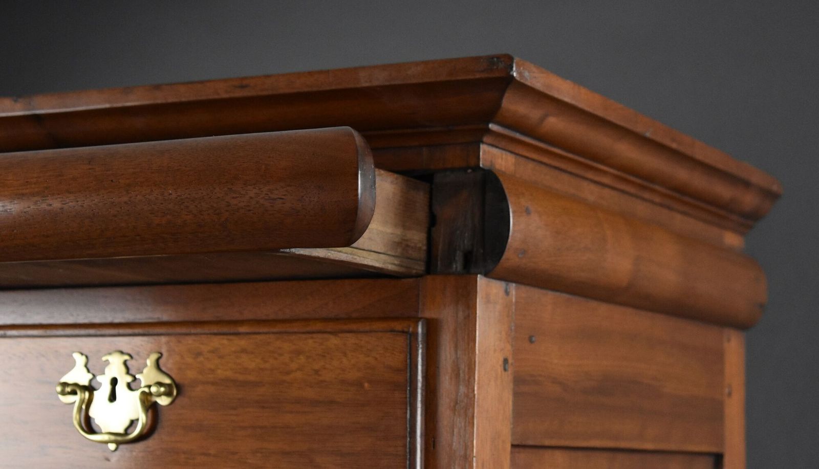photo furniture George I Walnut Chest On Stand