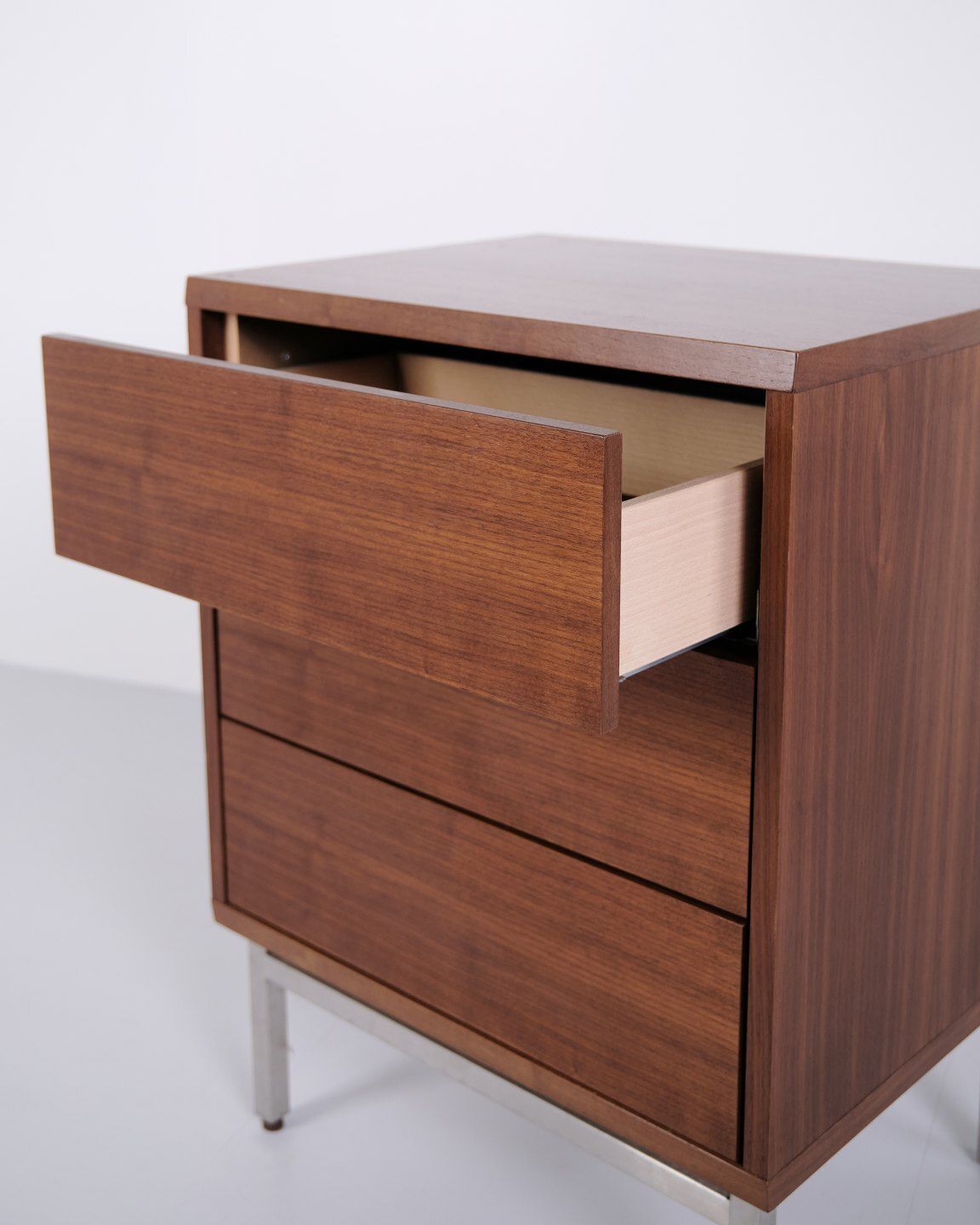 photo furniture Chest Of Drawers With 3 Drawers – Walnut – Metal Legs – Skovby Furniture Factory