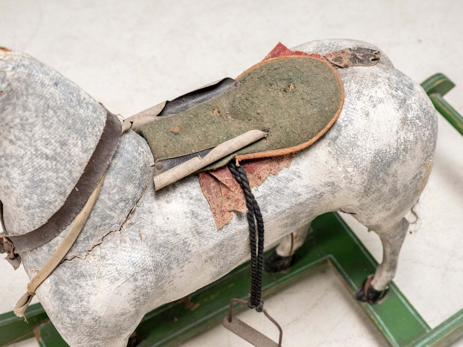 Antiek Houten Hobbelpaard, Vintage Speelgoed Met Patina photo furniture