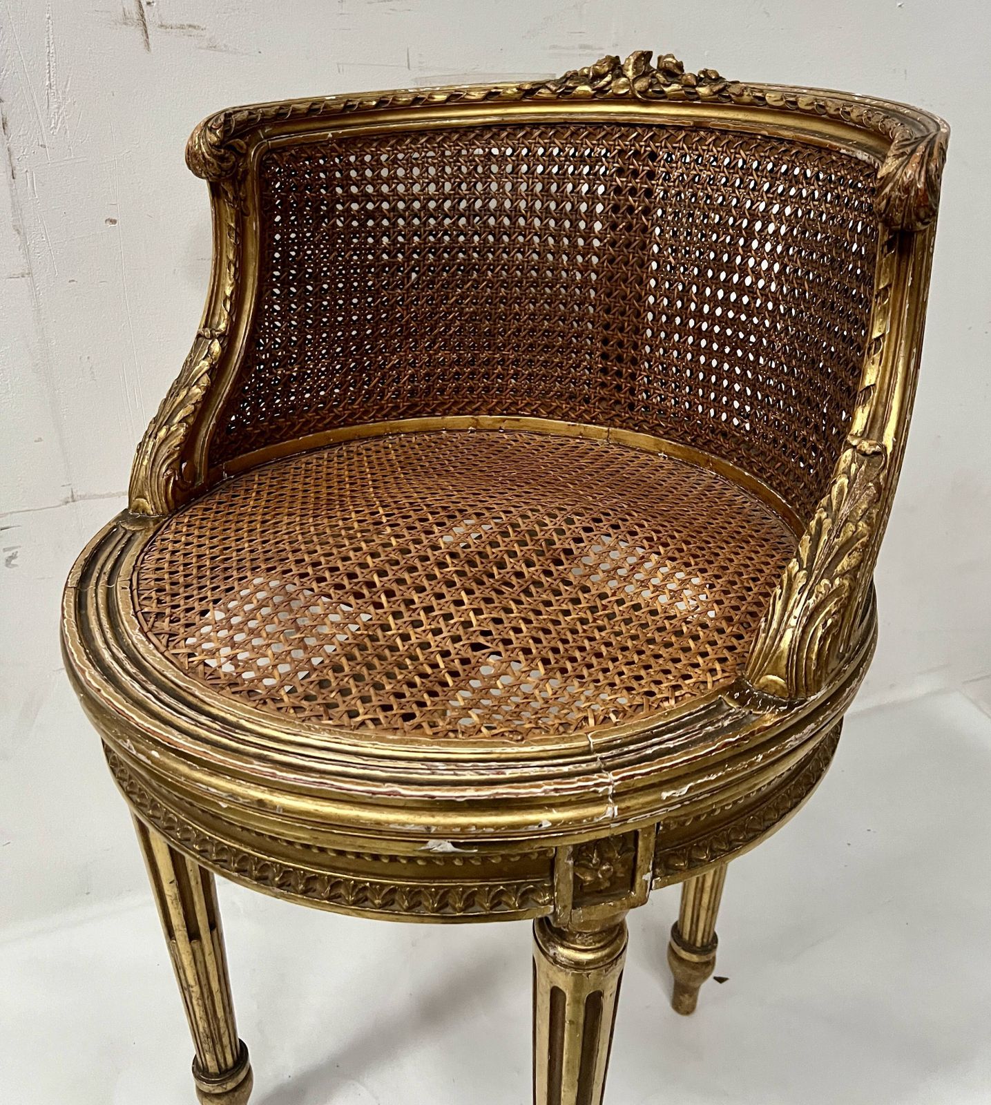 Louis XVI Style Armchair In Wood And Gilded Stucco, 20th Century. photo vintage