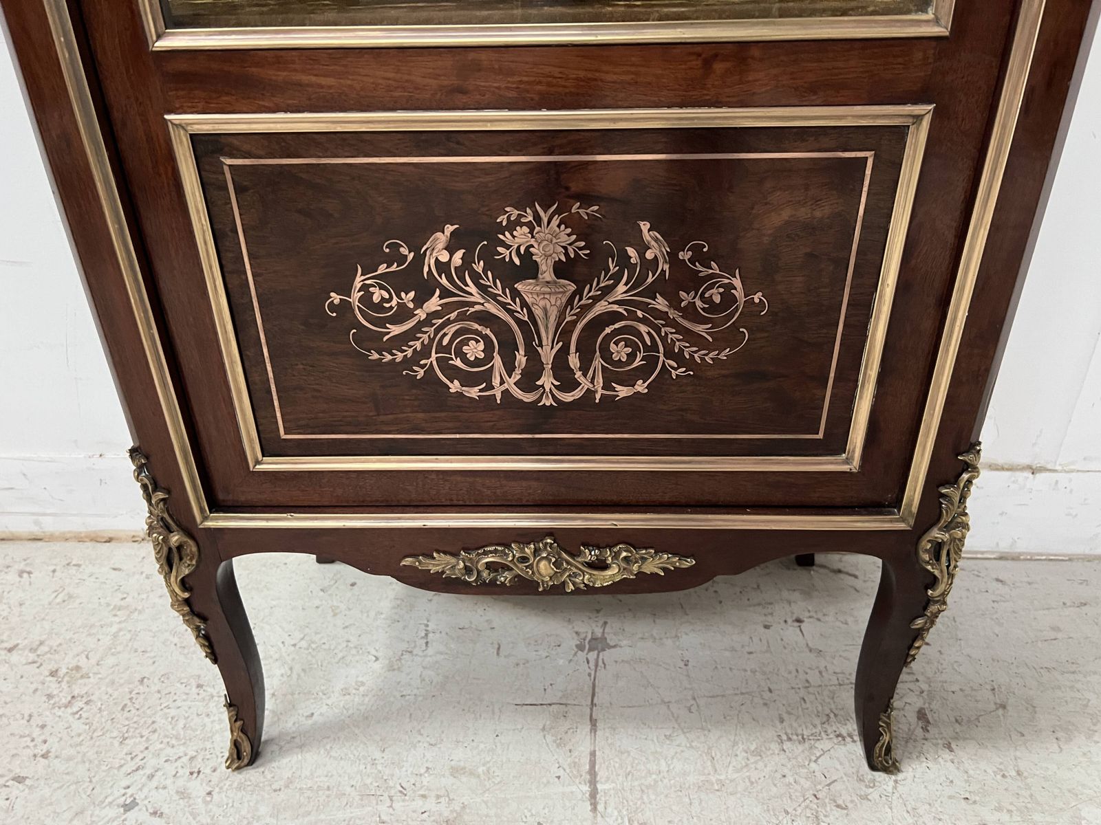 photo vinterior Louis XV Style Display Cabinet In Mahogany And Bronze, 19th Century.