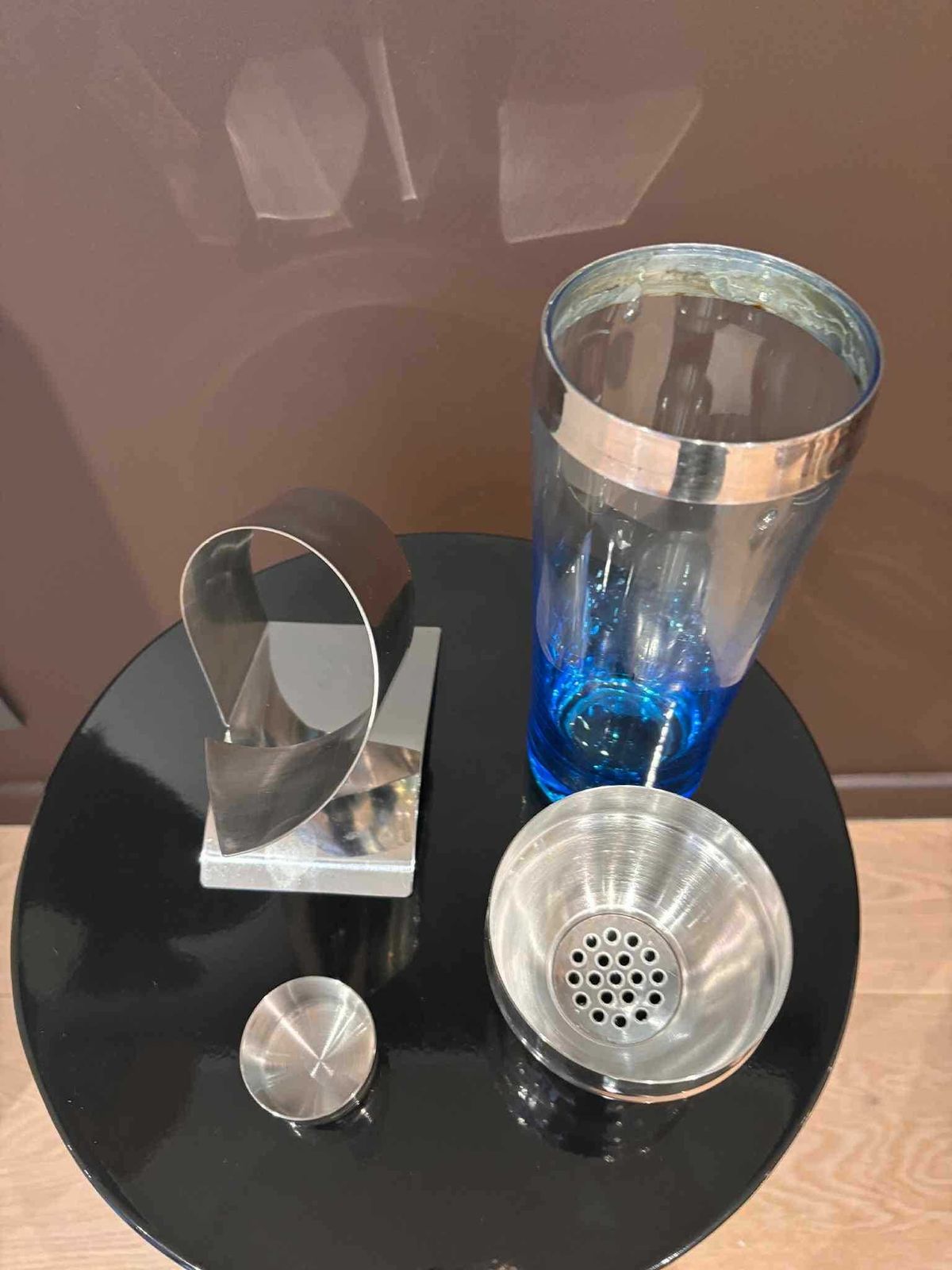 Vintage blauwe glazen cocktailshaker met roestvrijstalen houder, modernistische bardecoratie photo vintage