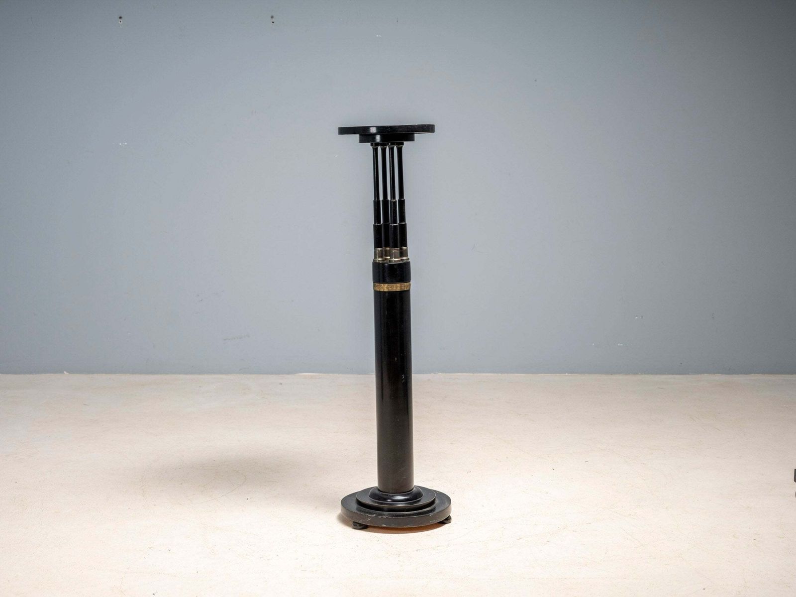Zwart Gelakt Voetstuk Met Messing Details, 20e Eeuw photo Woonaccessoires