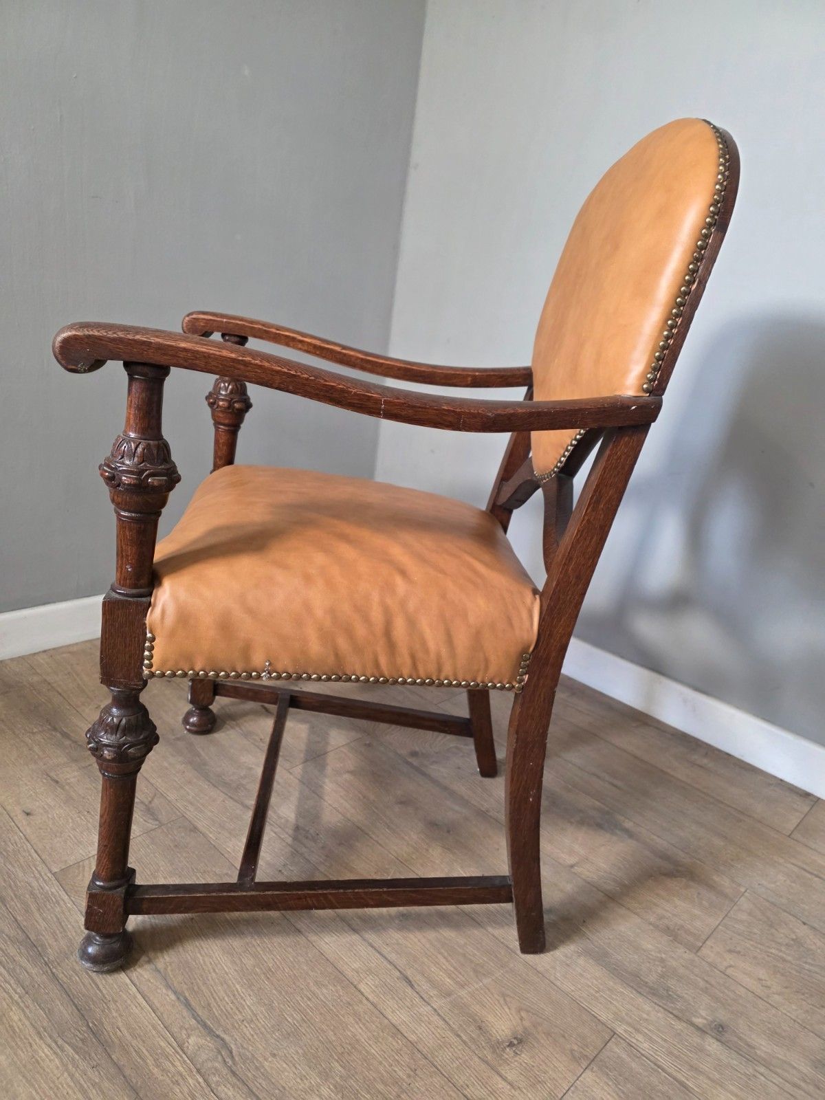 photo vintage Set Of 8 Antique Oak And Leather Dining Chairs