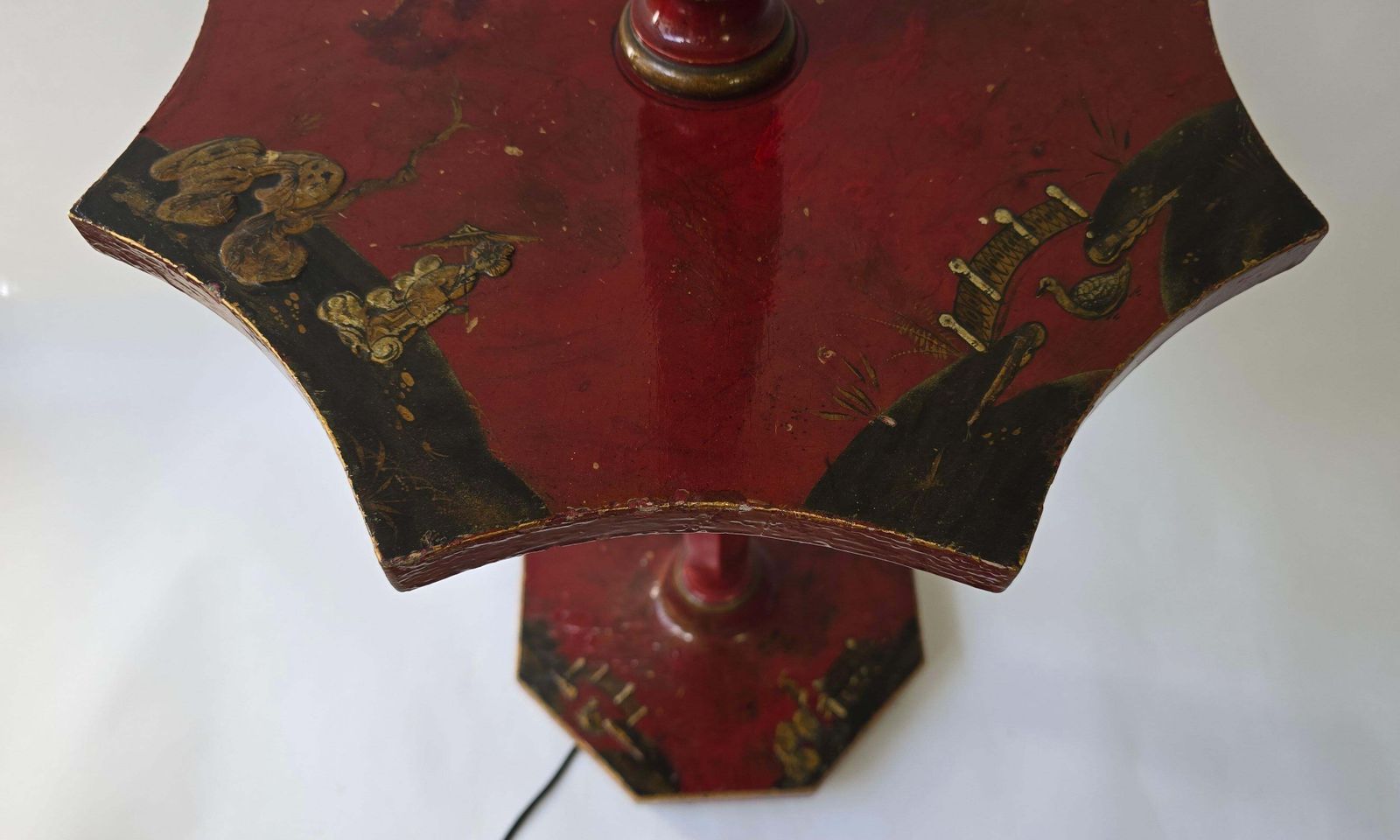 photo vintage Striking Red Lacquered Chinoiserie Floor Lamp With Table, France, Ca. 1920–1940