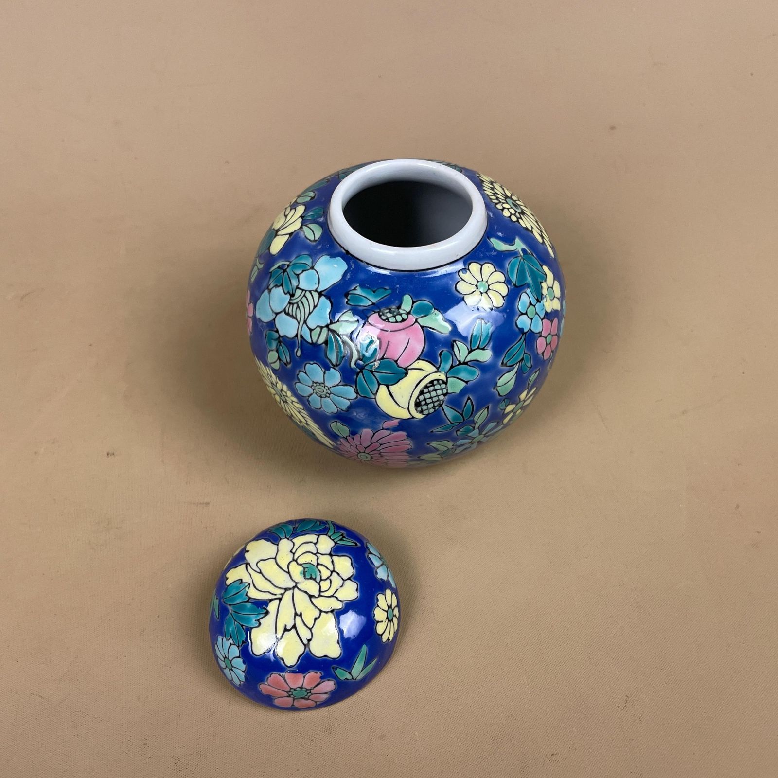 Oriental Decorative Vase Ceramic Blue Yellow Floral Design Round Circle Pot Chinese Vintage Display Lidded Ginger Jar Lid Pattern Ornament photo furniture