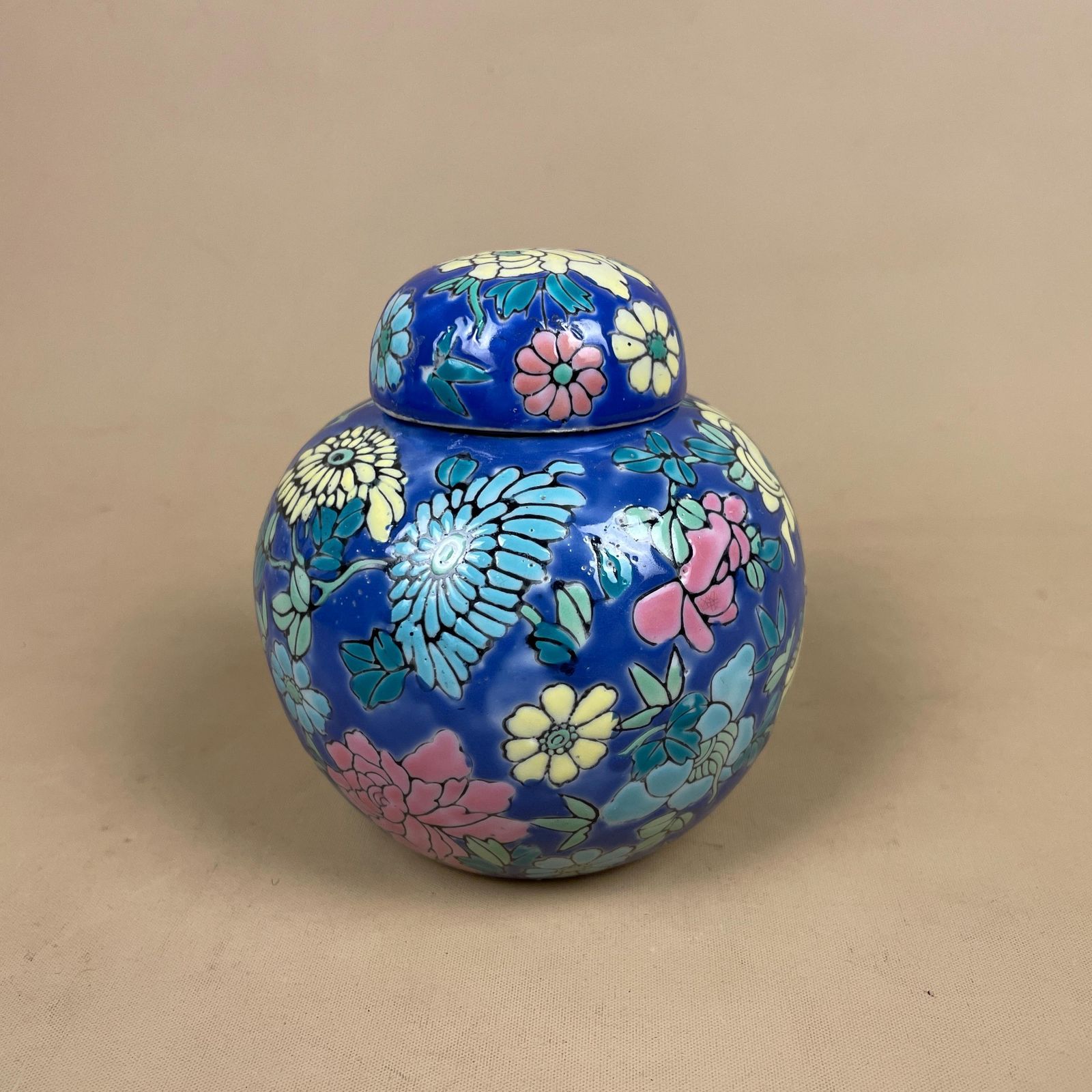Oriental Decorative Vase Ceramic Blue Yellow Floral Design Round Circle Pot Chinese Vintage Display Lidded Ginger Jar Lid Pattern Ornament photo Home Decor