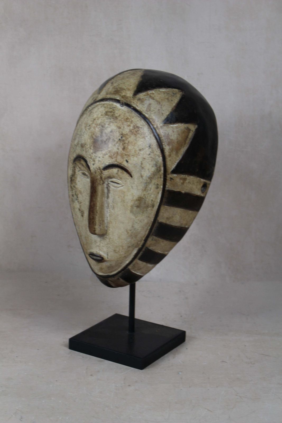 Kwele Pibibuze Mask   199.1, Minimalist photo furniture