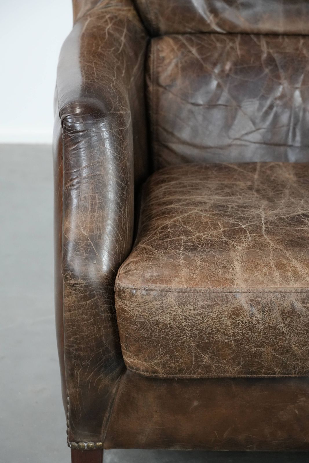 photo for sale Karaktervolle En Zeer Comfortabele Vintage Fauteuil Van Koeienhuid Met Mooie, Opvallende Kleuren