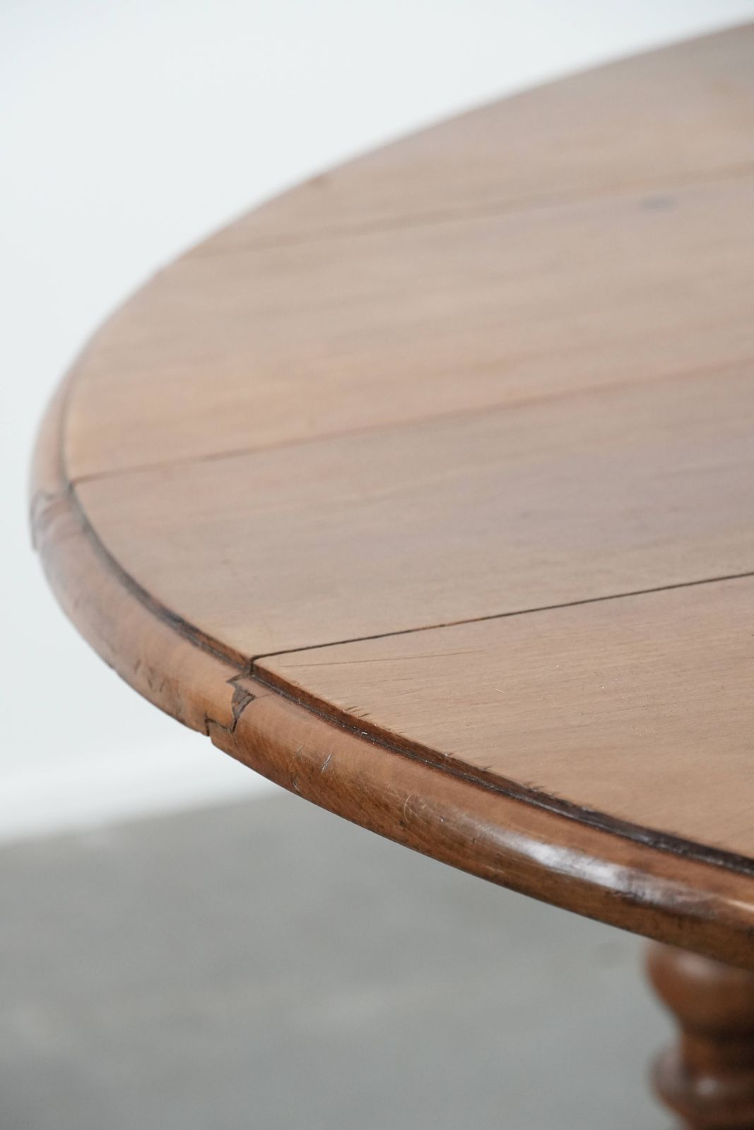 photo vintage Beautiful Antique English Lop Eared Dining Table Made Of Walnut With Beautiful Colors And Graceful Legs