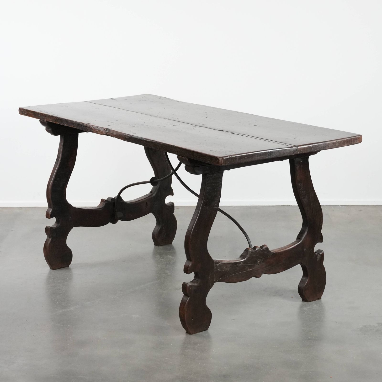 Antieke Spaanse Bijzettafel / Eettafel Uit Het Begin Van De 18e Eeuw Met Mooie Patina En Een Gietijzeren Onderstel