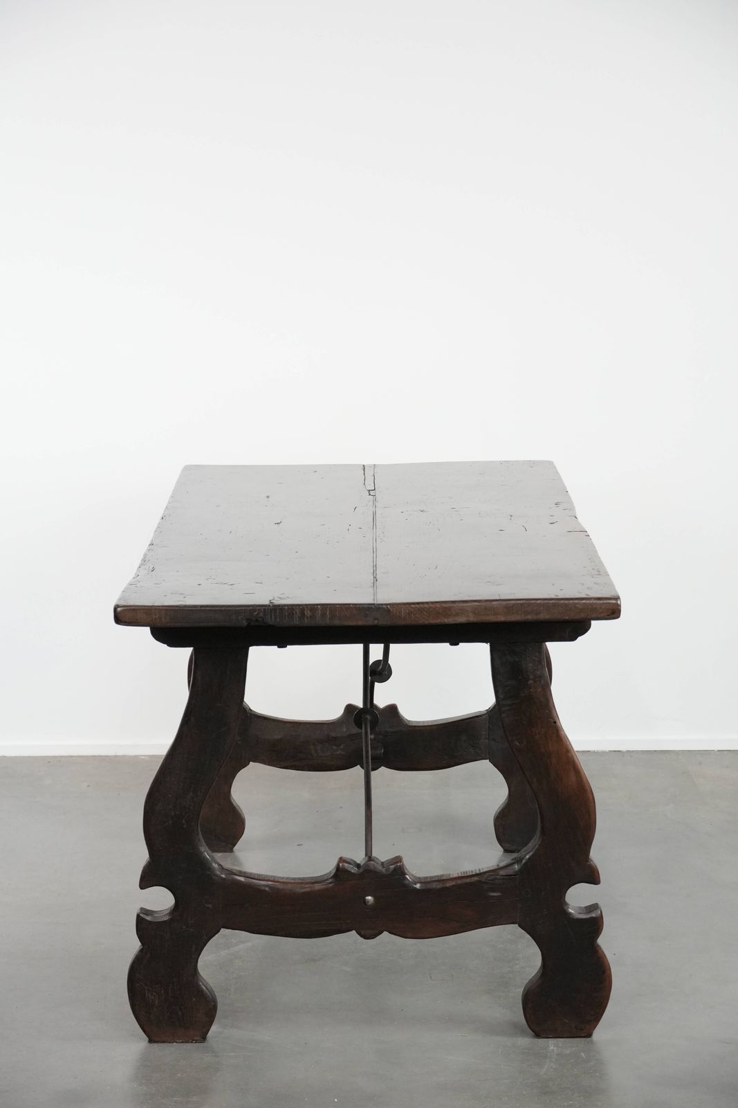 Antieke Spaanse Bijzettafel / Eettafel Uit Het Begin Van De 18e Eeuw Met Mooie Patina En Een Gietijzeren Onderstel photo for sale