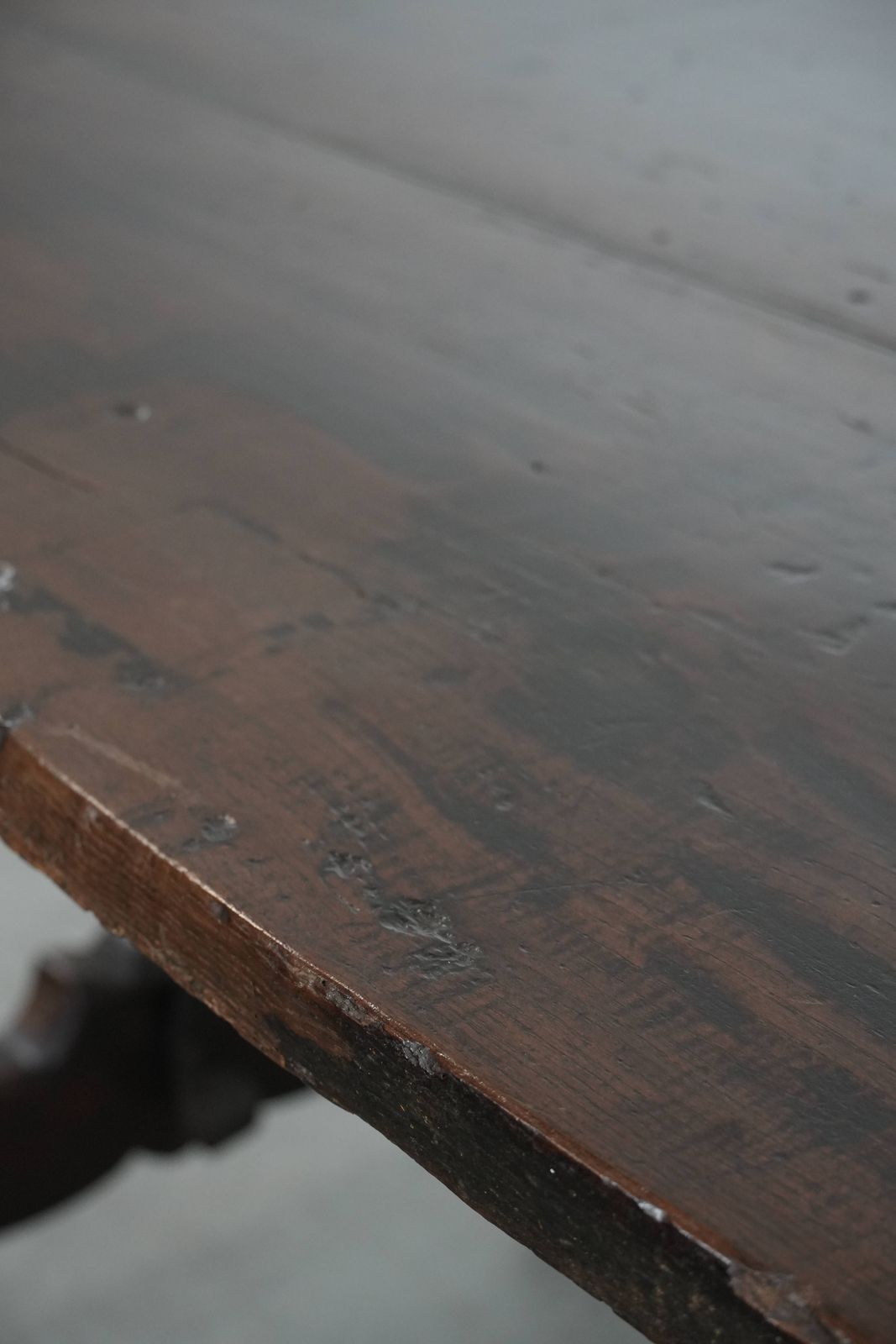 photo vinterior Antieke Spaanse Bijzettafel / Eettafel Uit Het Begin Van De 18e Eeuw Met Mooie Patina En Een Gietijzeren Onderstel