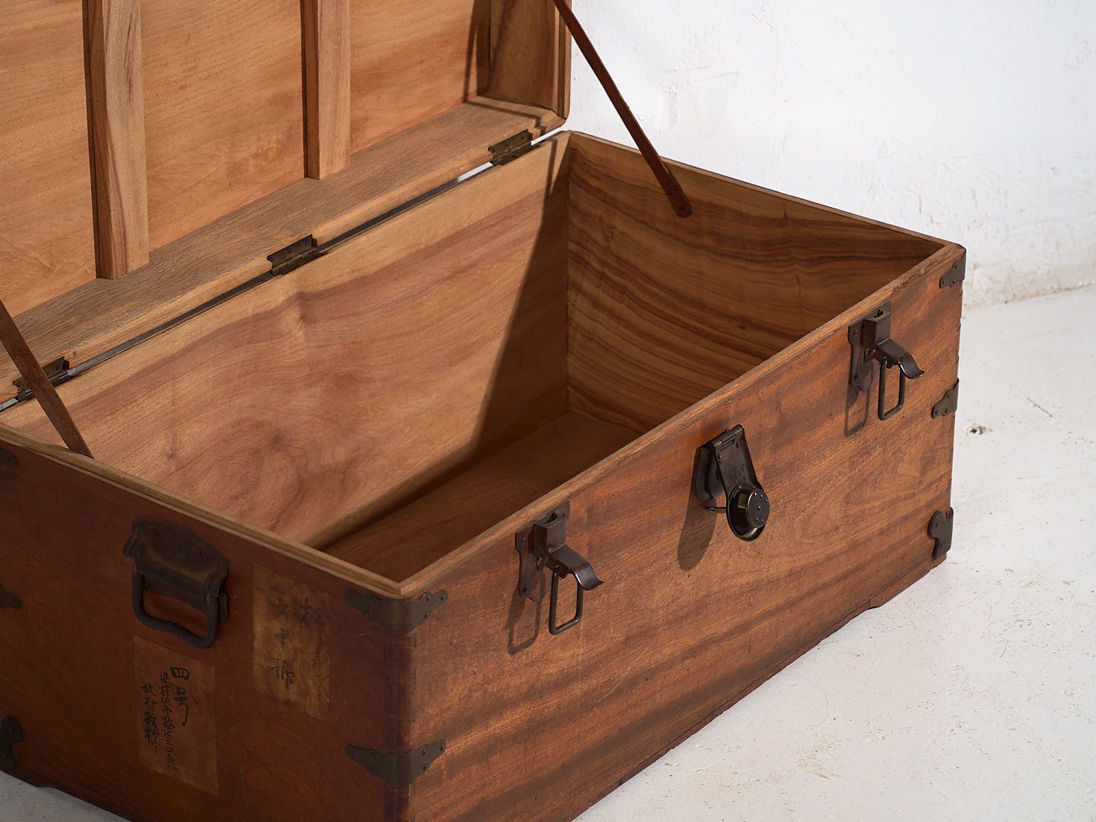 Antique Japanese Camphorwood Trunk – Meiji Period (C.1890 1912) #76 photo Furniture