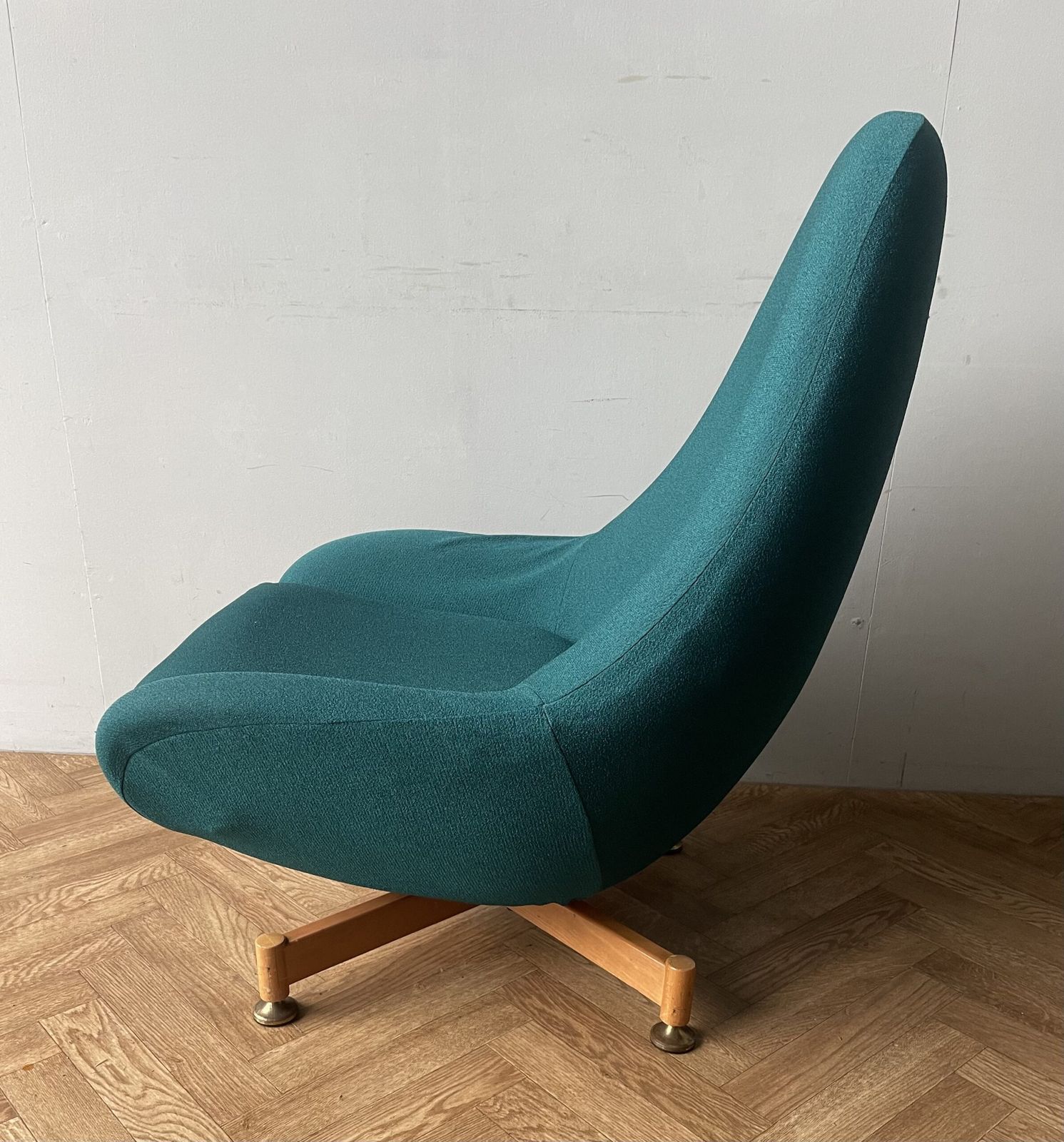 450.0 Greaves And Thomas Iconic 1960s Vintage Swivel Egg Chair Armchair. photo
