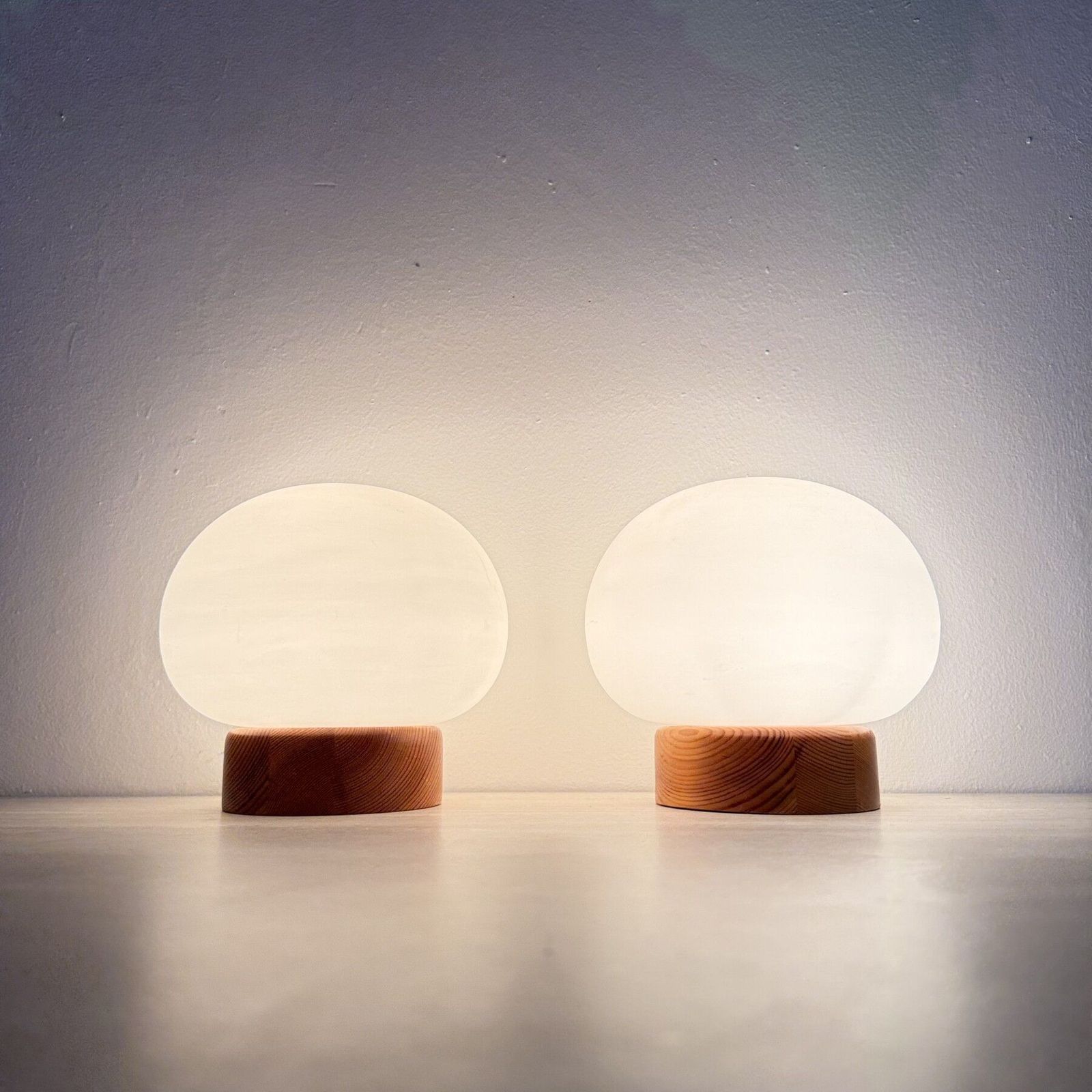 Set Van 2 Tafellampen Van Grenenhout En Opalineglas, Jaren 1970 photo Verlichting