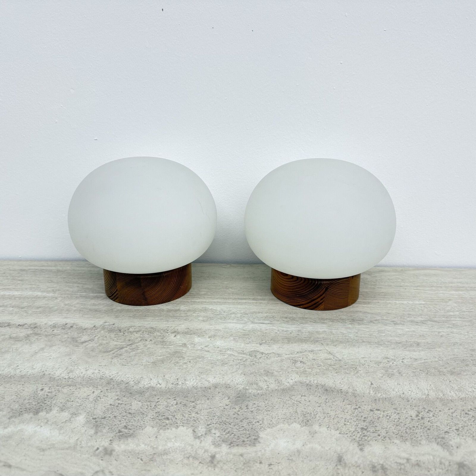 Set Van 2 Tafellampen Van Grenenhout En Opalineglas, Jaren 1970 photo buy