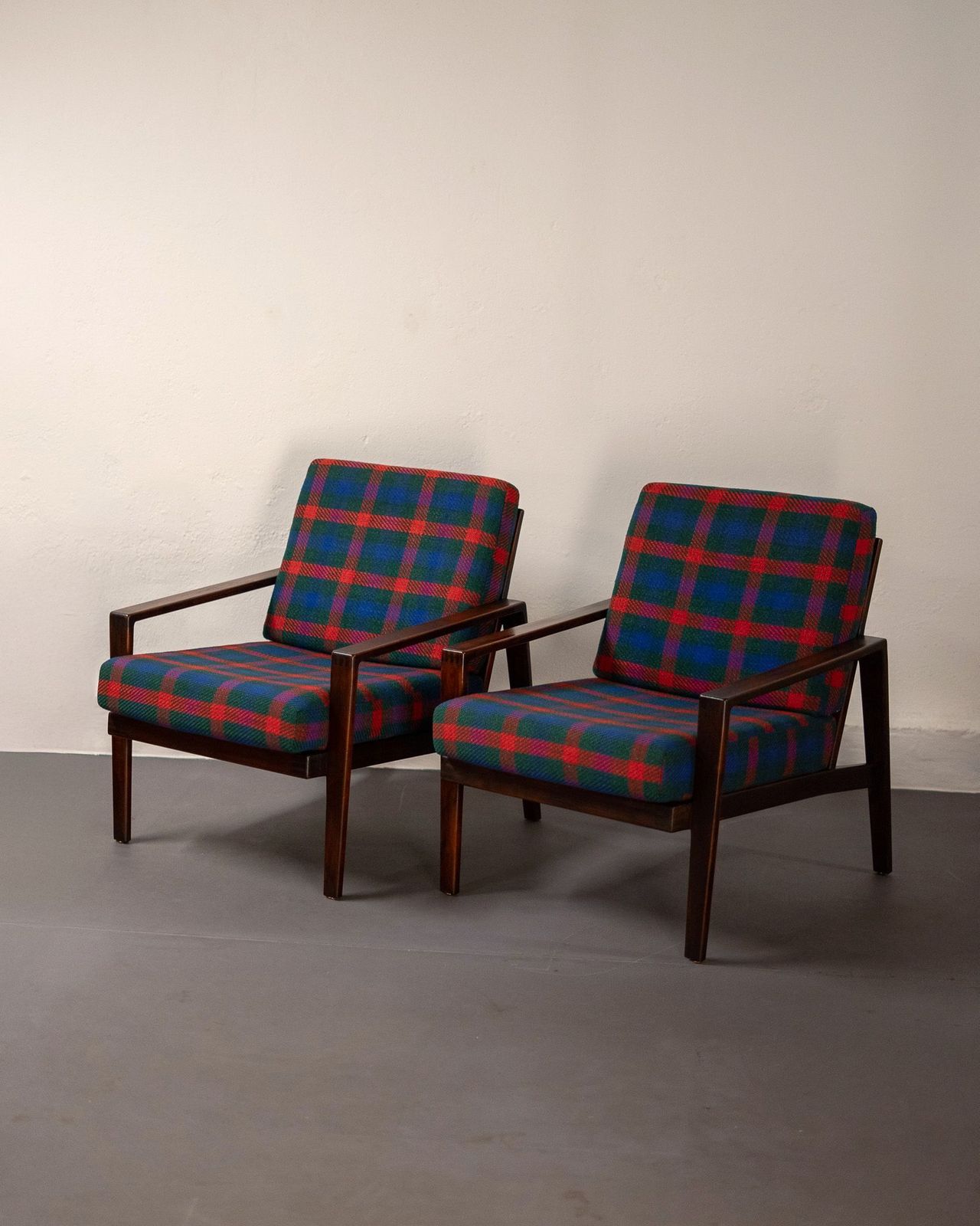 photo furniture Knoll Antimott Armchair In Walnut And Tartan