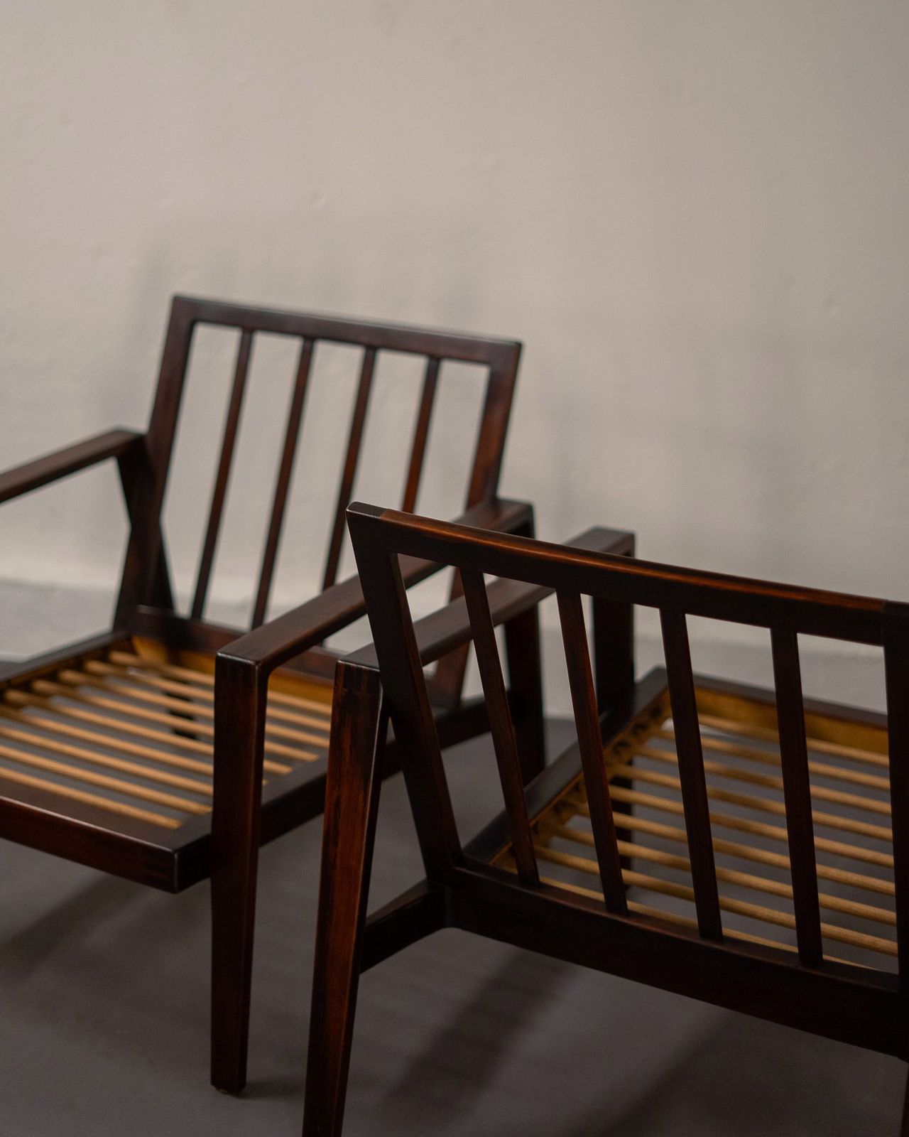 photo vinterior Knoll Antimott Armchair In Walnut And Tartan