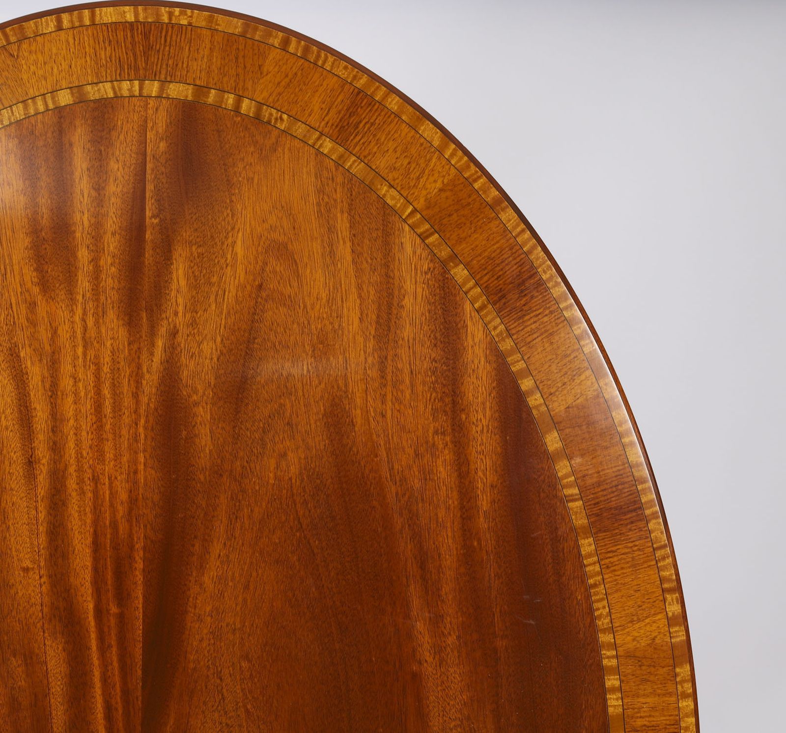 photo vinterior Vintage Oval Mahogany Tilt Top  Dining Table By William Tillman 20th Century