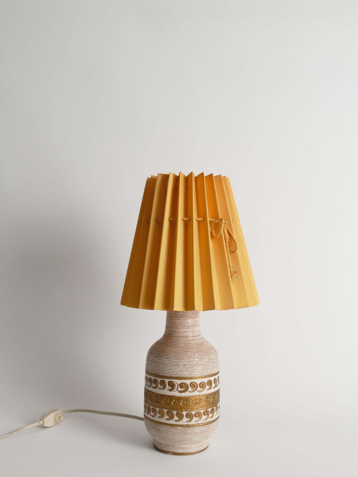 photo vinterior White And Gold Ceramic Table Lamp By Fratelli Fanciulacci, Italy 1970's
