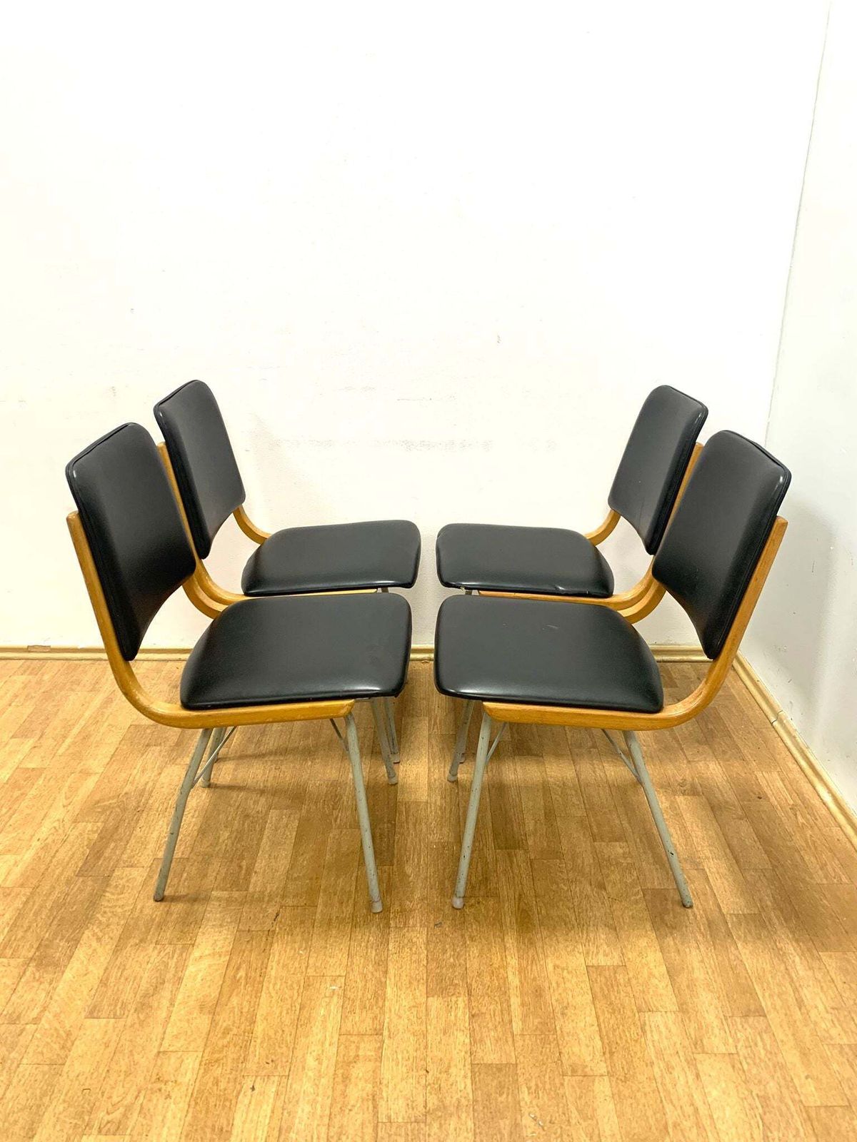 Mid Century Eetkamerstoelen Van Miroslav Navrátil Voor Ton, Jaren 1960 (Set Van 4) photo furniture