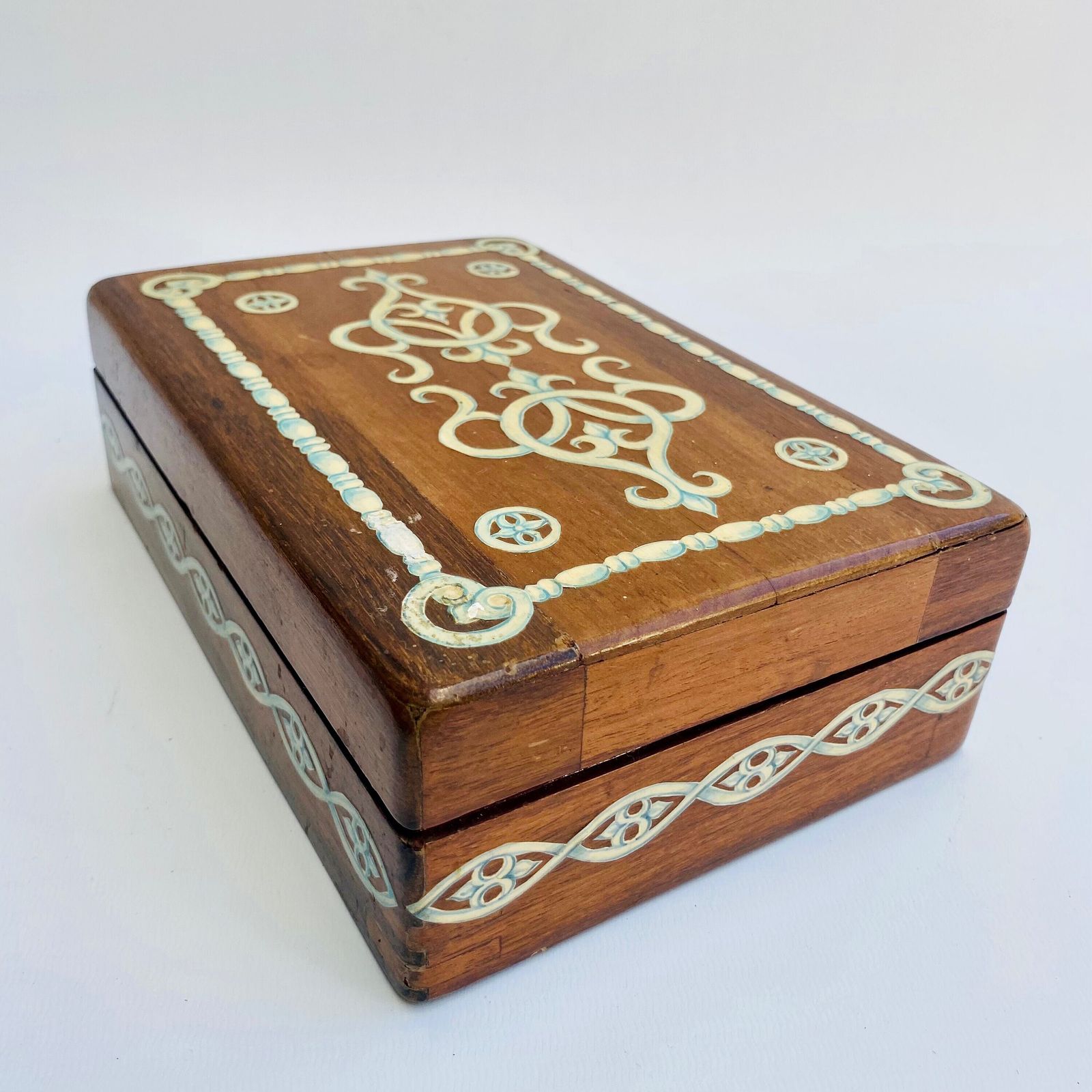 Antique Rare Cream/Blue Painted Decoupage Arts & Crafts Style Lacquer Wooden Victorian Box Oak Original Dark Green Felt  Leather Band photo vintage