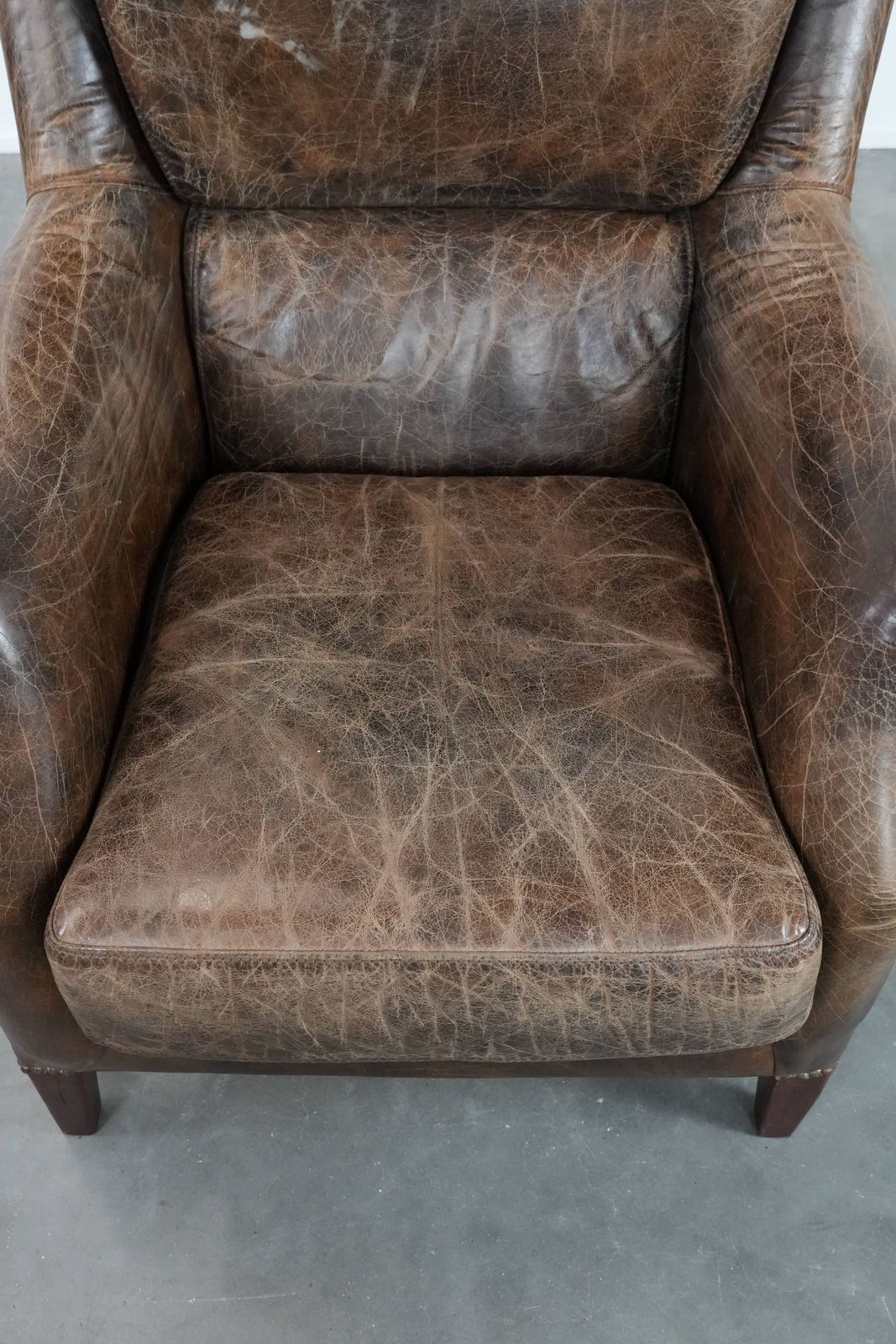 Comfortabele Vintage Fauteuil Met Karakter En Opvallende Kleuren photo vinterior