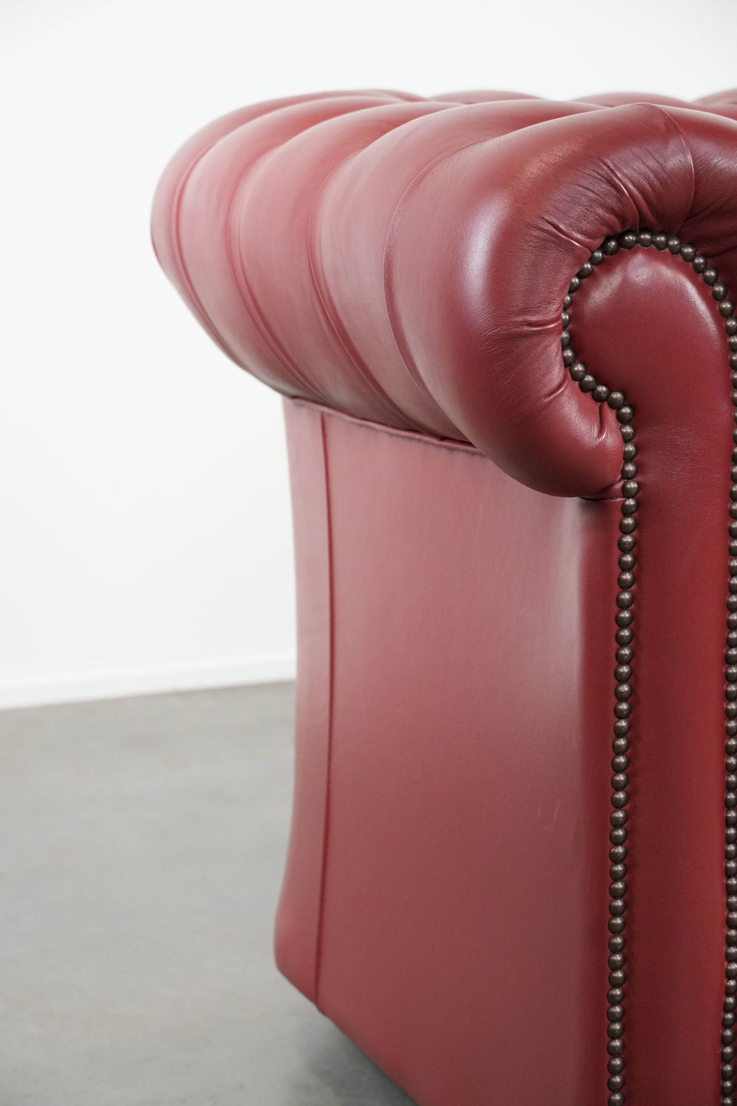 photo for sale Engelse Chesterfield Fauteuil In Koeienhuid, Rood