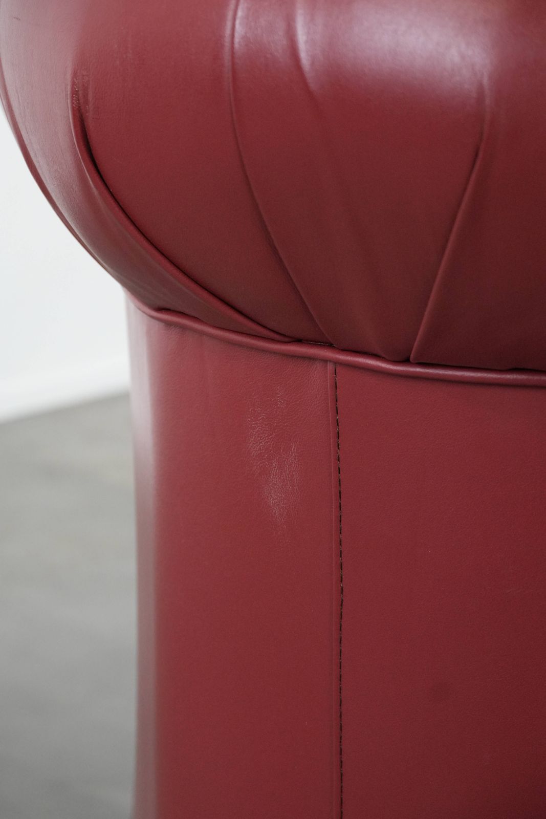 photo vintage Engelse Chesterfield Fauteuil In Koeienhuid, Rood