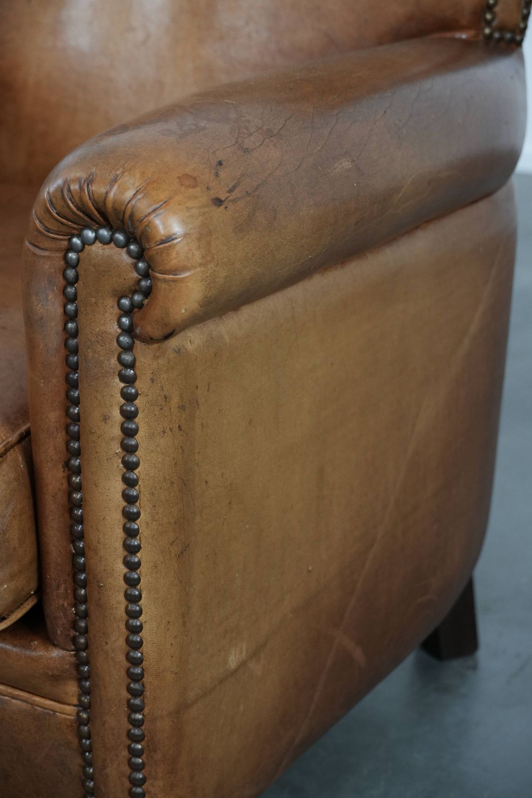 933.0 Karaktervolle Vintage Fauteuil Van Schapenleer Met Warme Kleuren photo