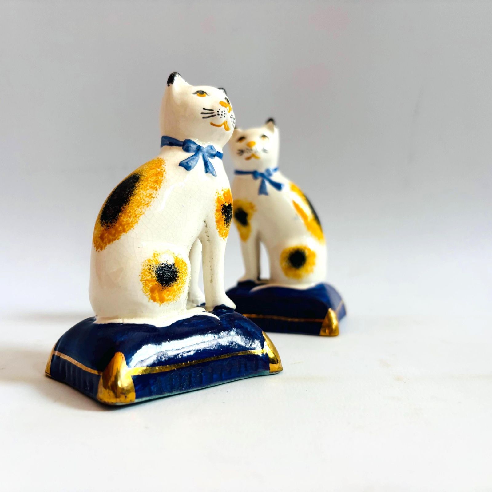 Mid Century Pair Of Staffordshire Style Unmarked Cats Pair Blue photo vinterior